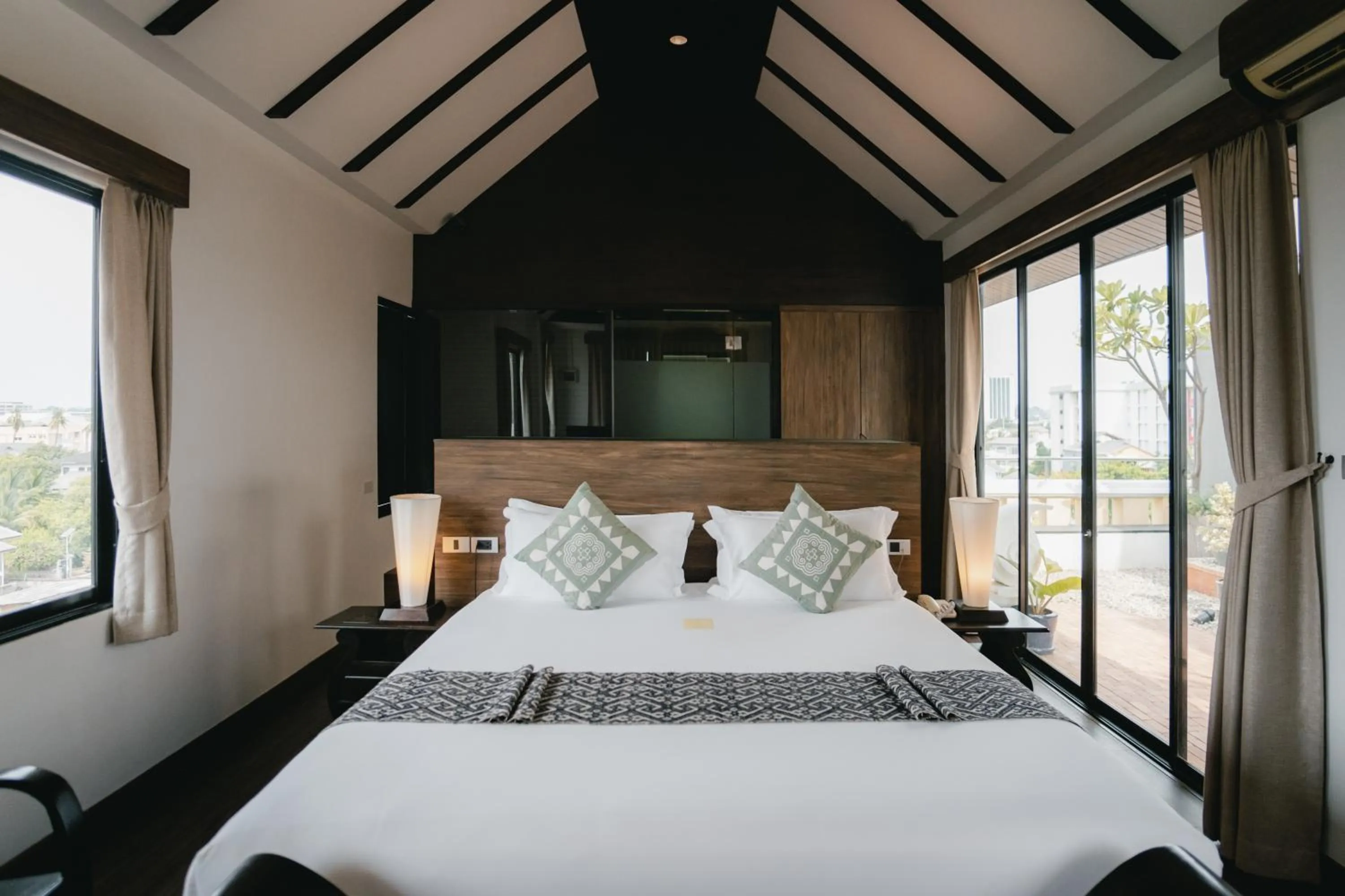 Bed in THEE Kashatharn by TH District