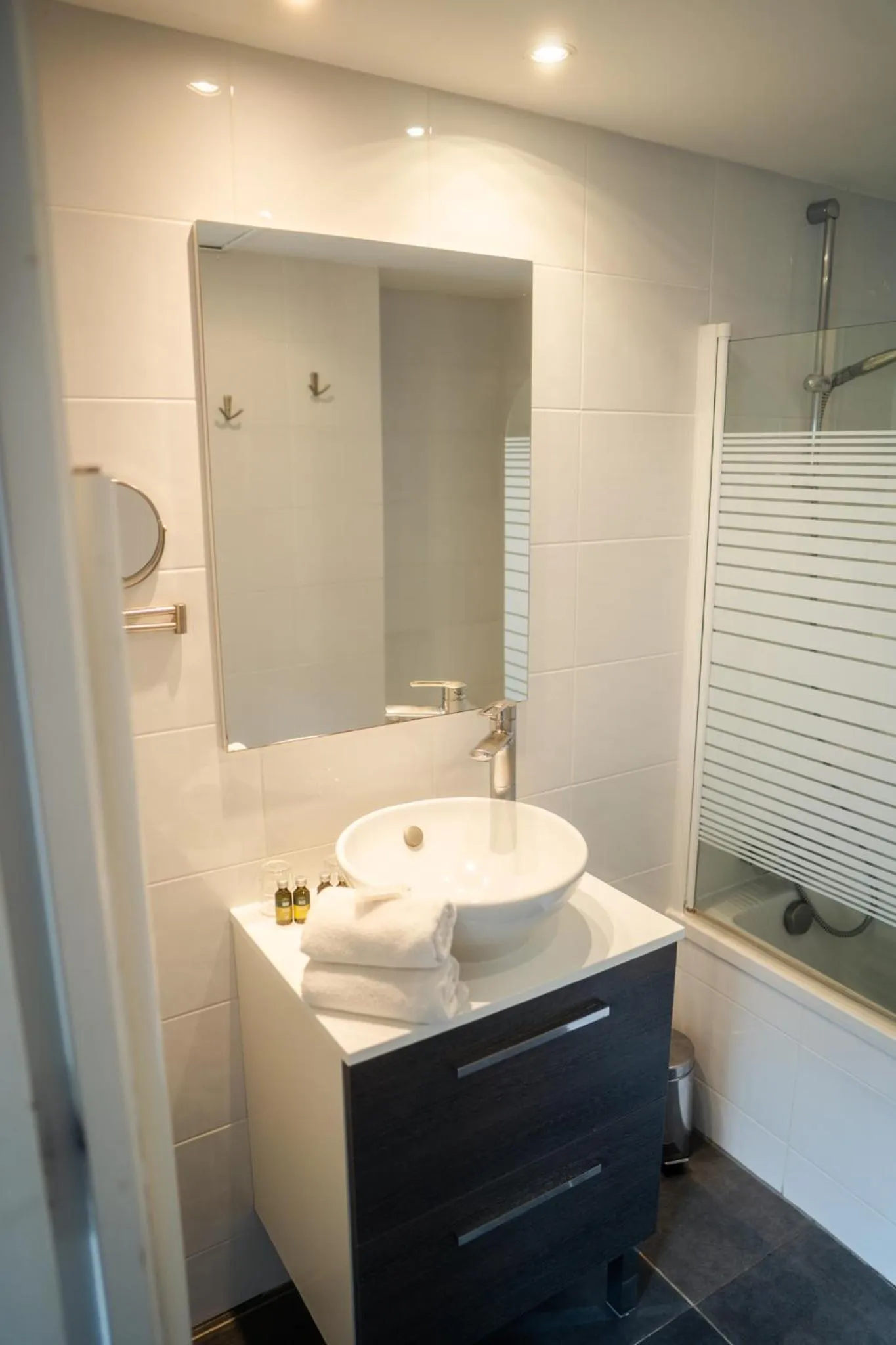 Bathroom in Logis Hotel Spa Restaurant Au Site Normand