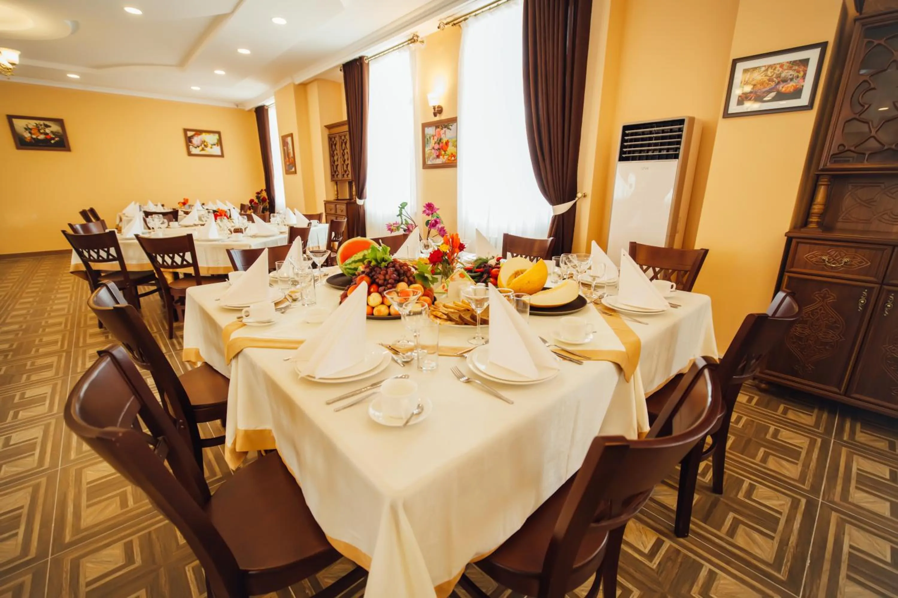 Restaurant/places to eat in Bek Khiva Hotel