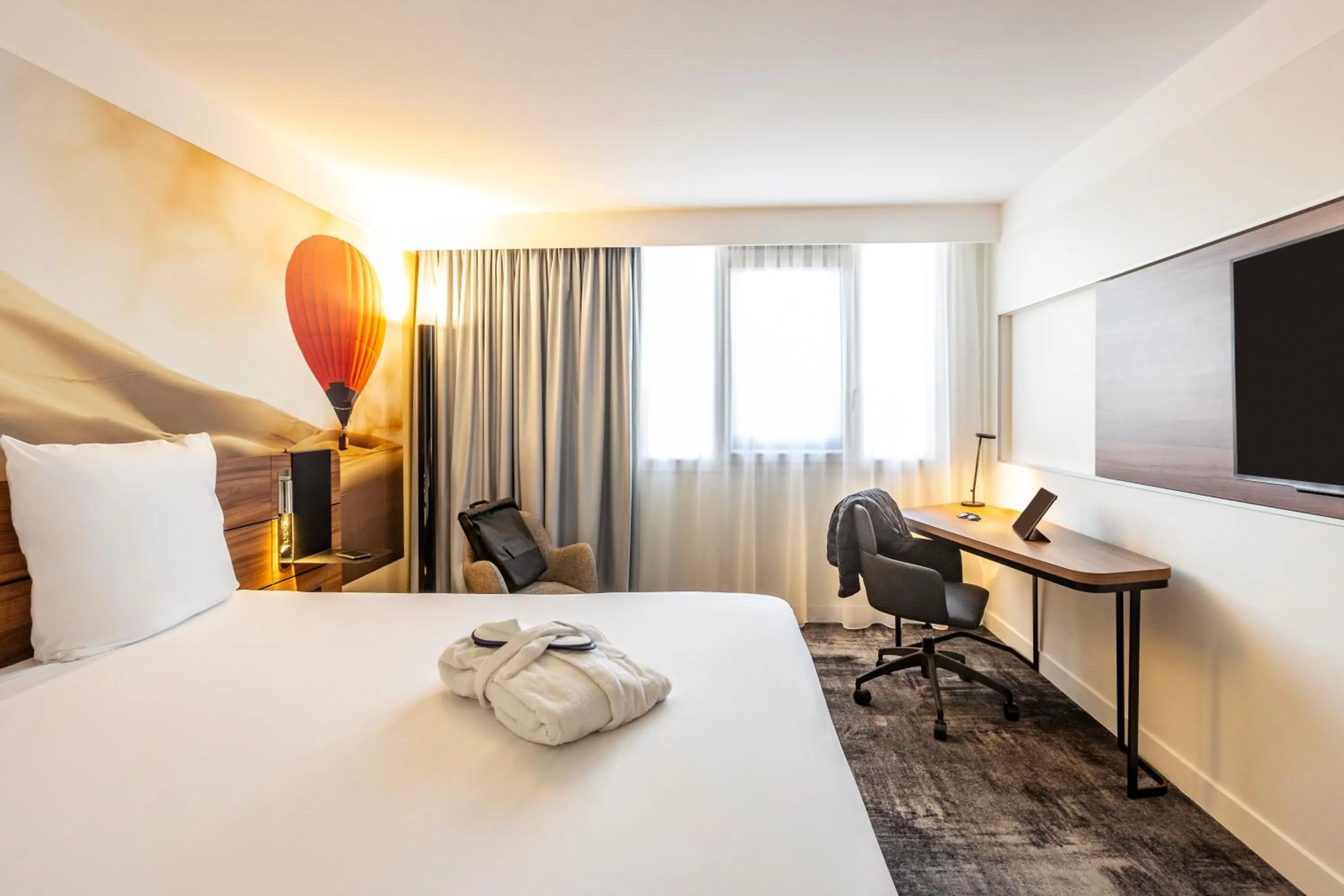 Photo of the whole room, Bed in Novotel Bordeaux Centre Gare Saint Jean