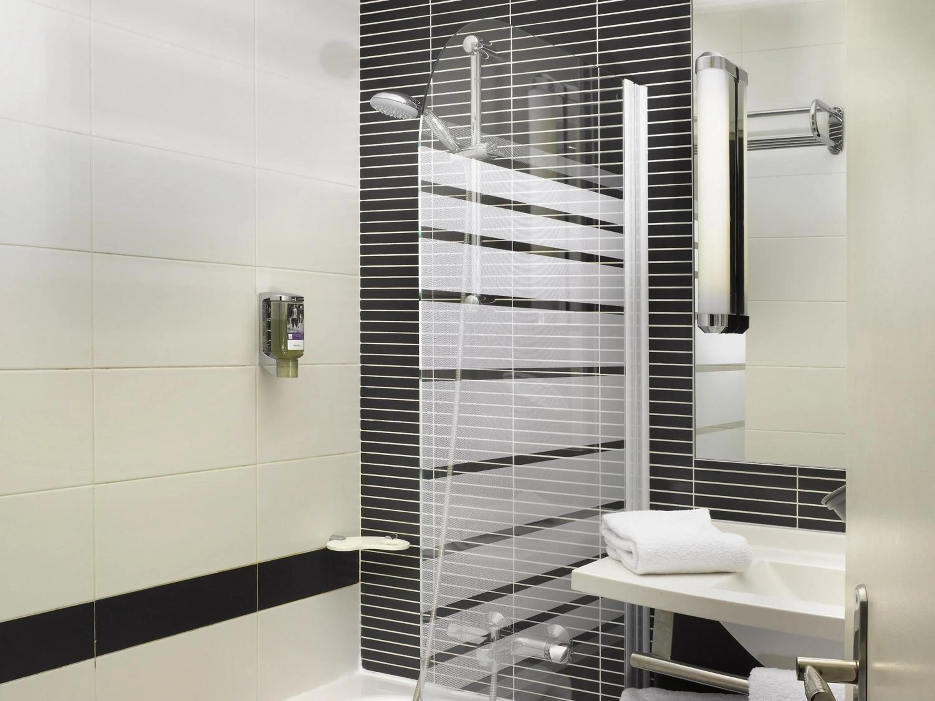 Bedroom in Novotel Bordeaux Centre Gare Saint Jean