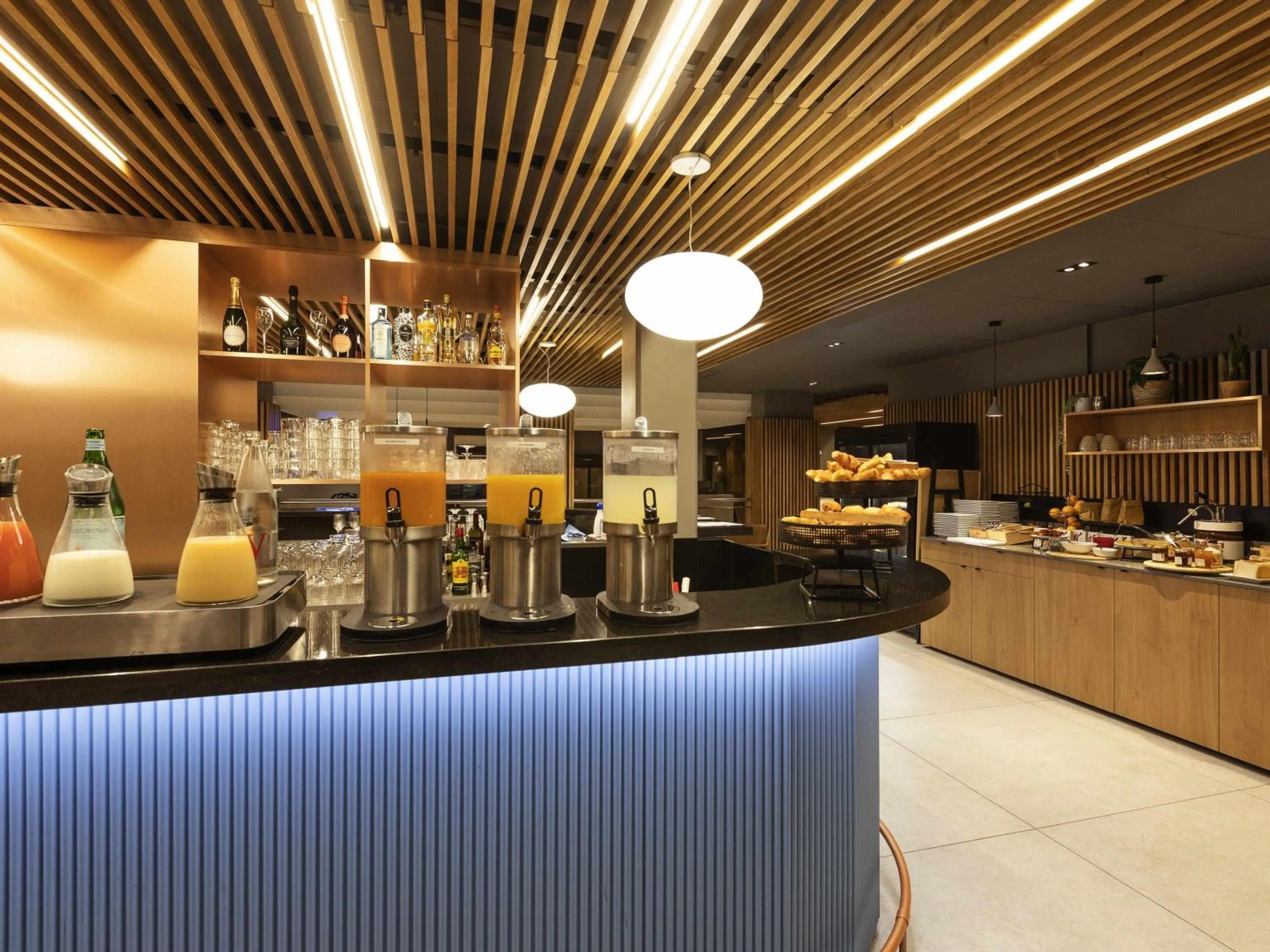 Breakfast in Novotel Bordeaux Centre Gare Saint Jean