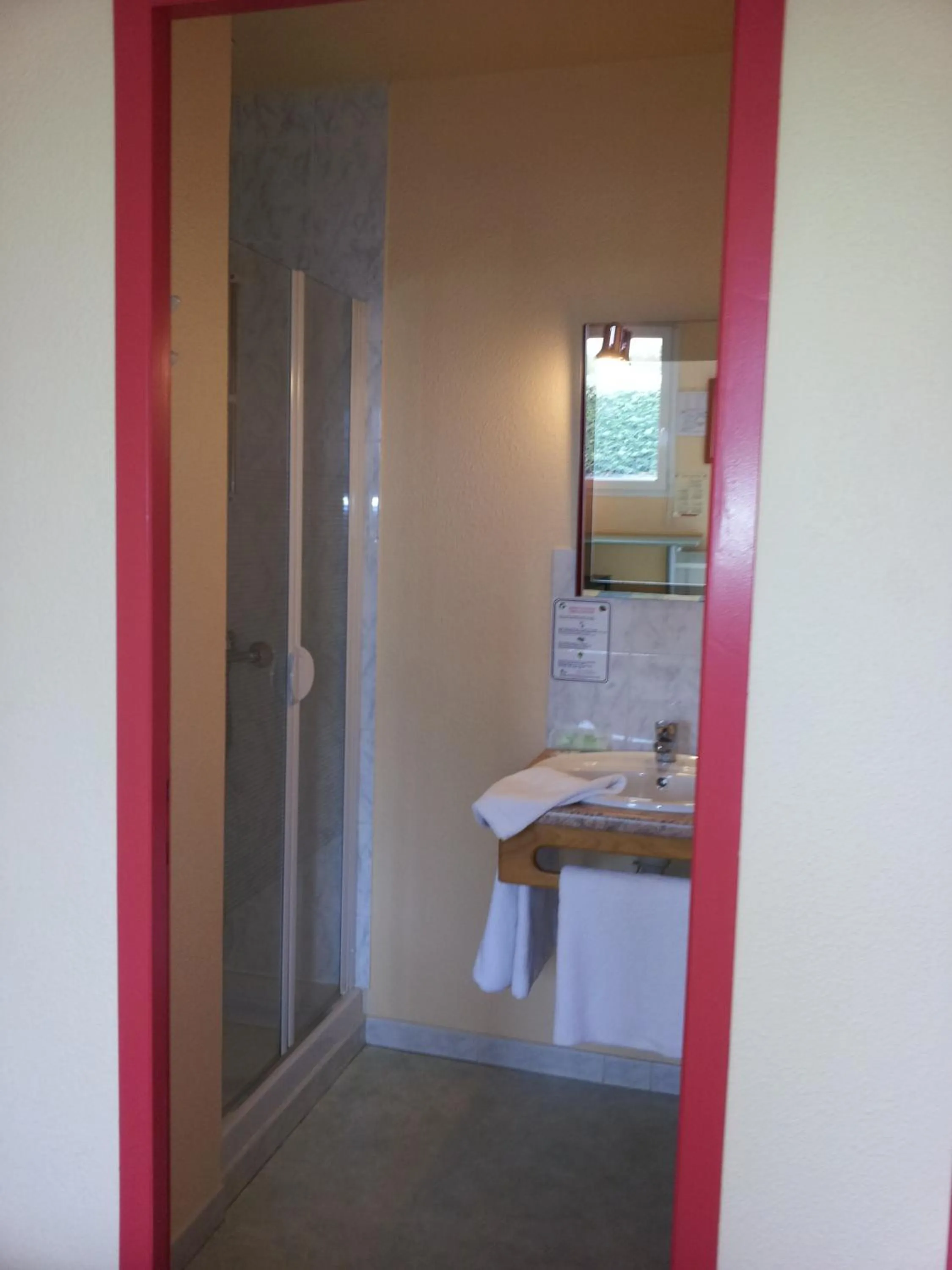 Shower in Tour Hôtel