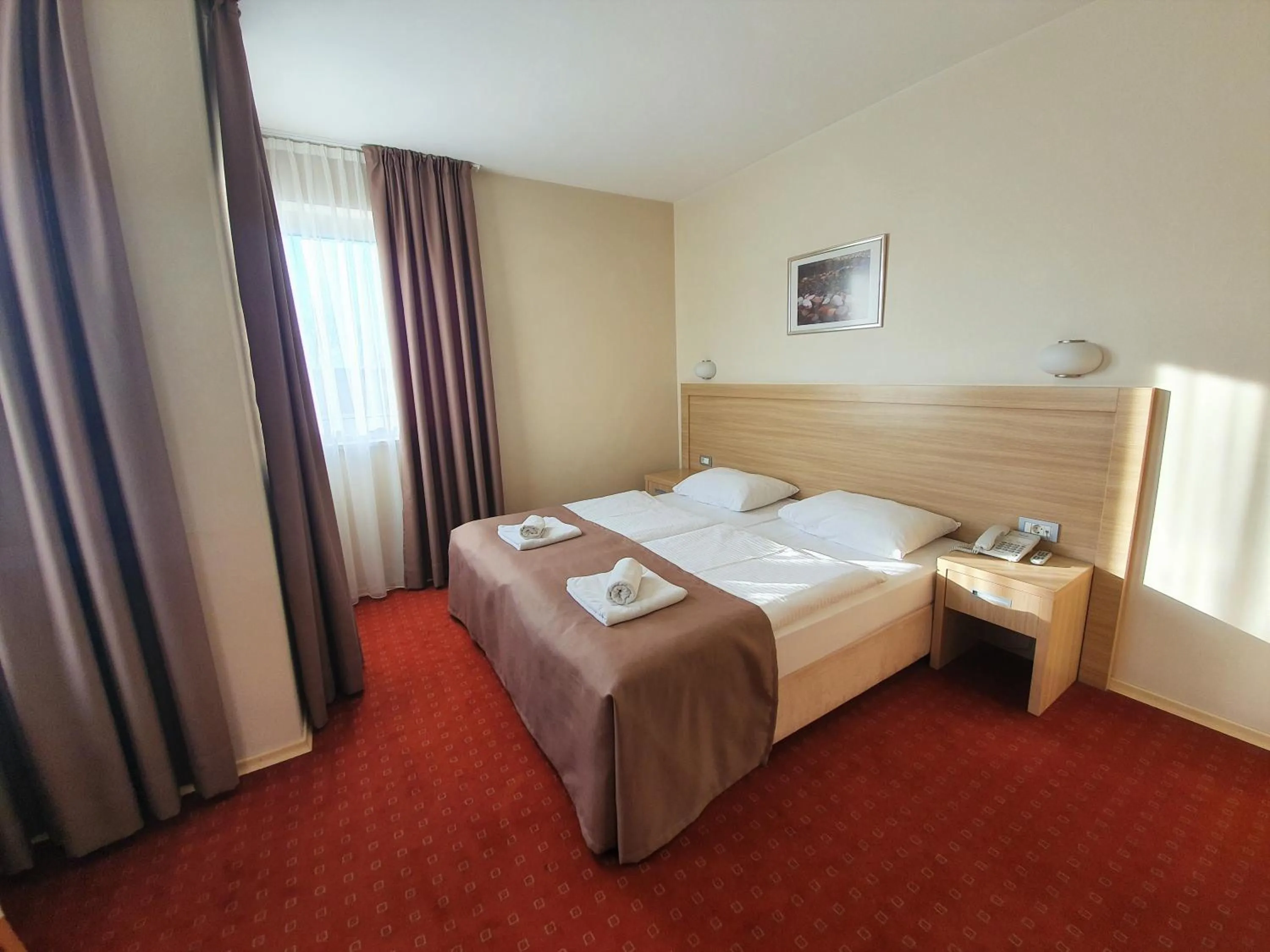 Shower, Bed in Hotel Brotnjo