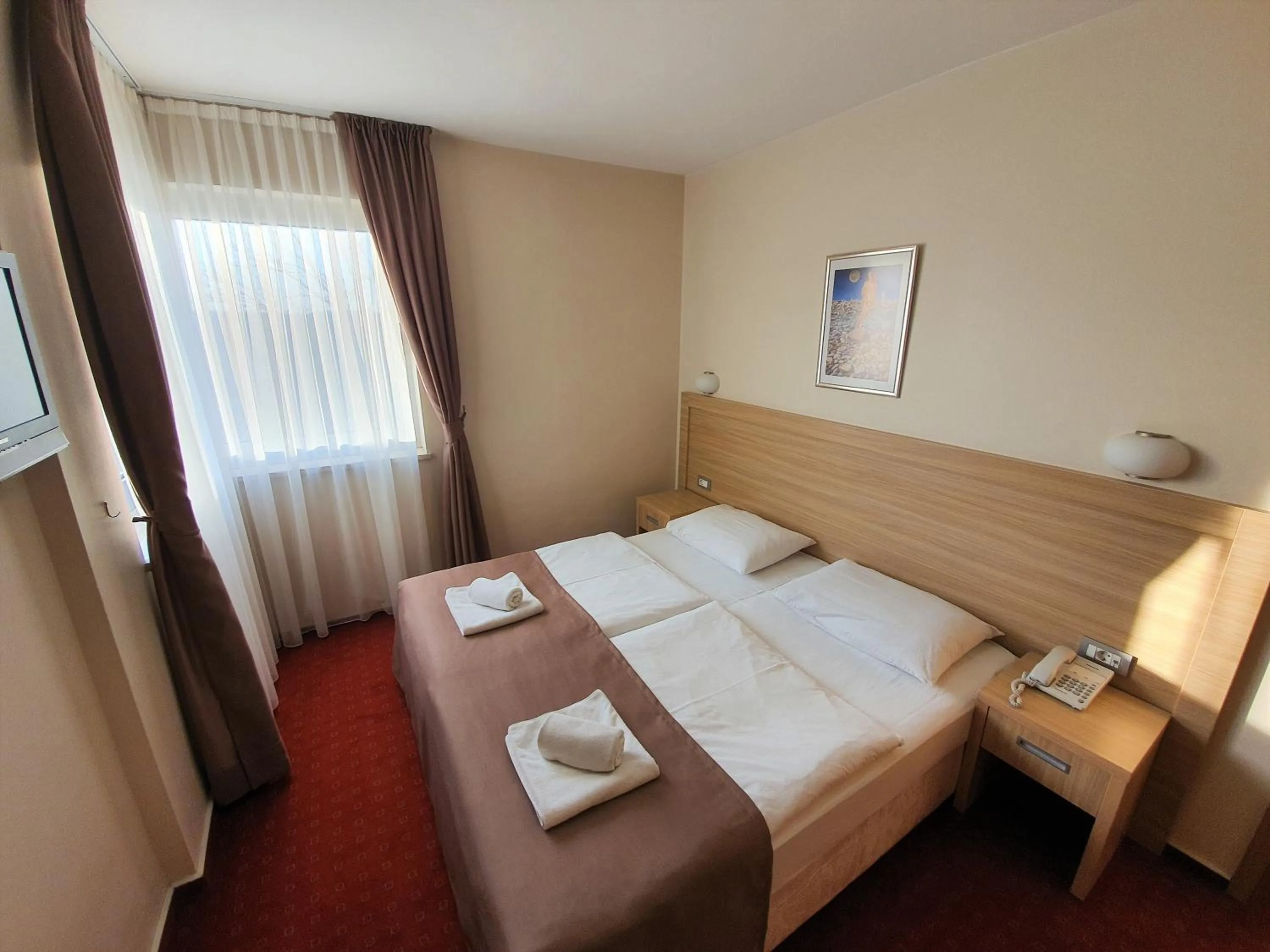 Shower, Bed in Hotel Brotnjo