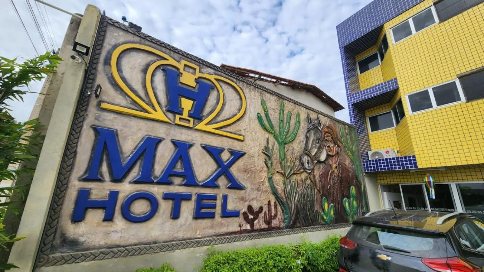 Facade/entrance in Max Hotel