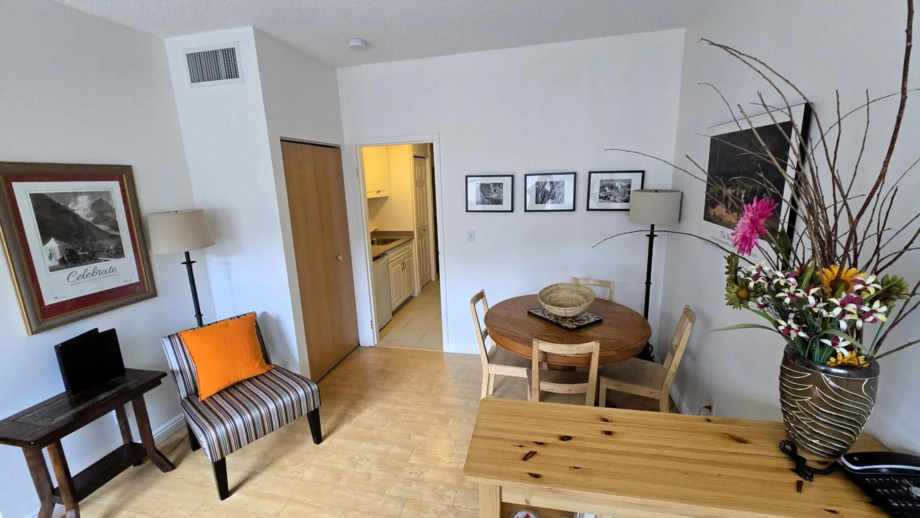 Living room in Sunset Mountain Inn