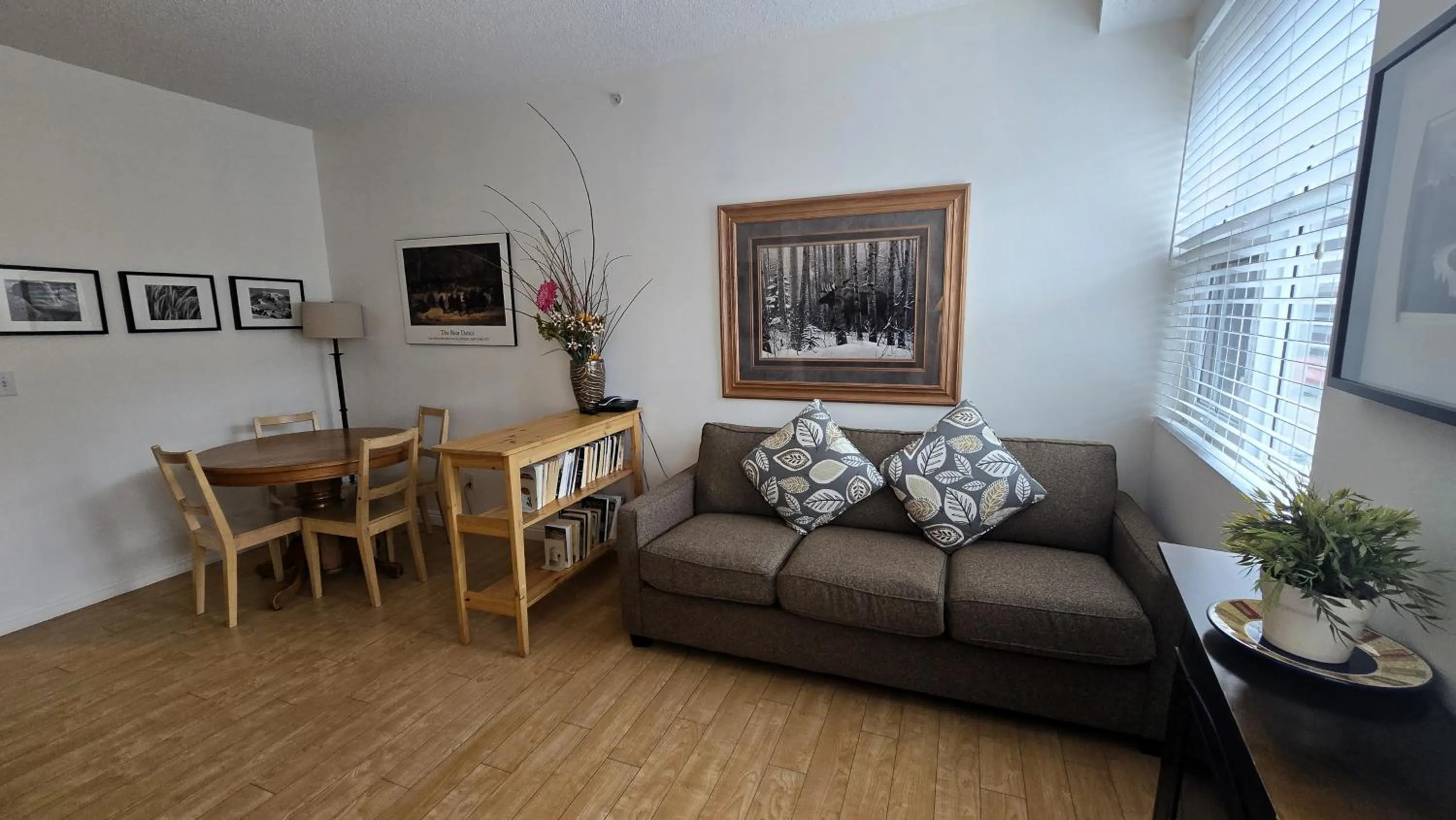 Living room in Sunset Mountain Inn