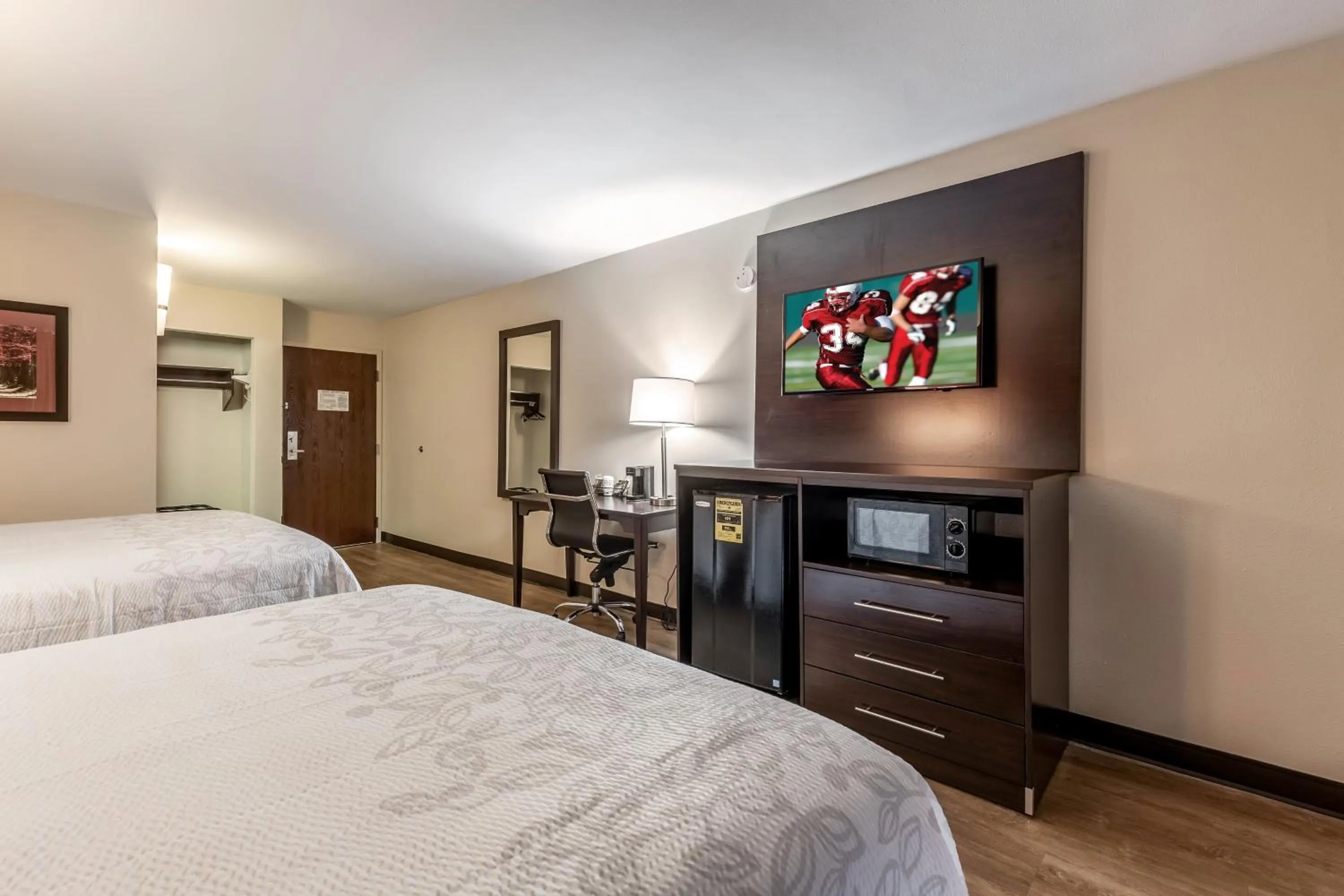 Photo of the whole room, Bed in Red Roof Inn PLUS & Suites Houston - IAH Airport SW