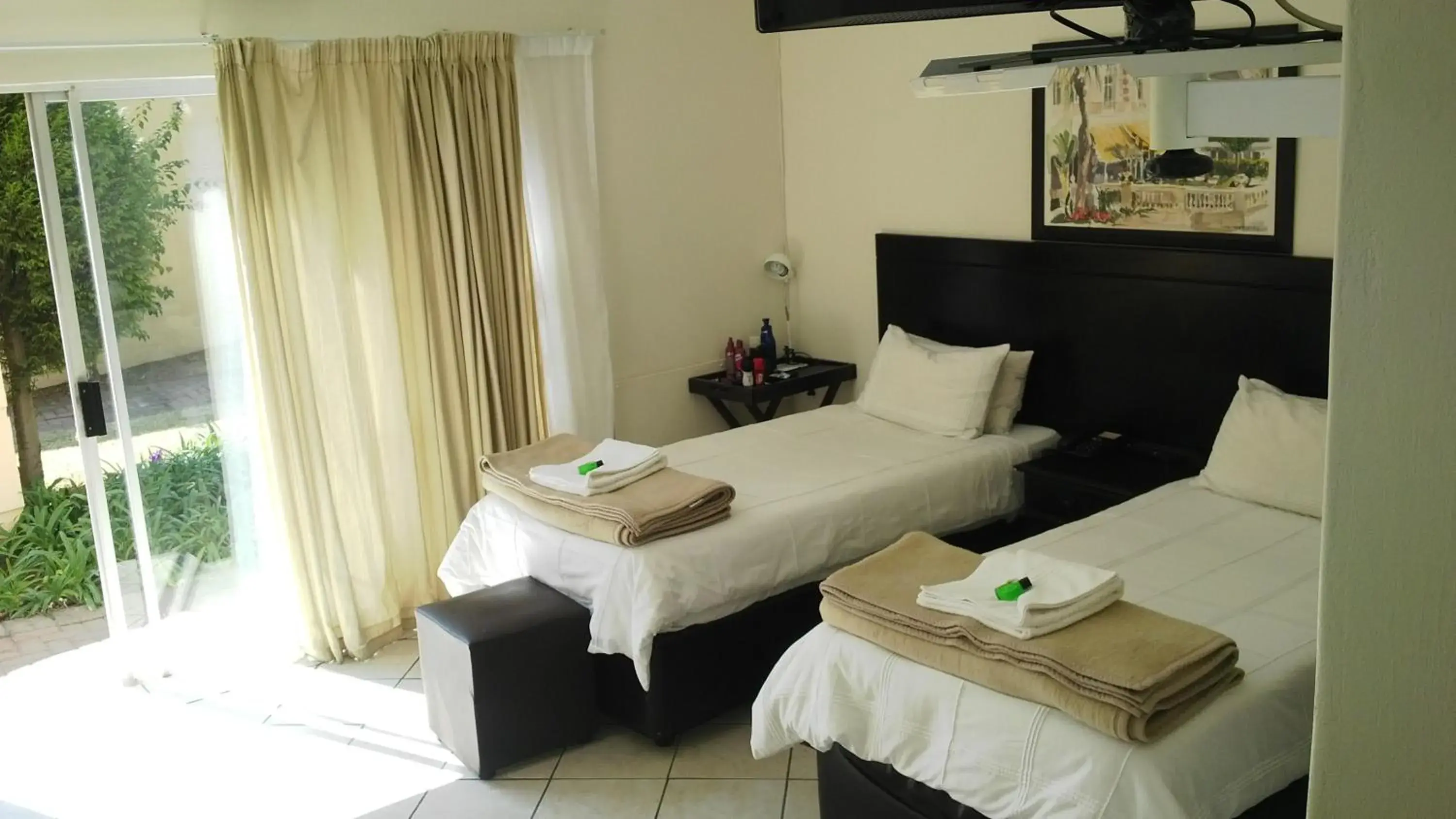 Twin/Double Room in Elizabeth Lodge Twin/Double Room in Elizabeth Lodge