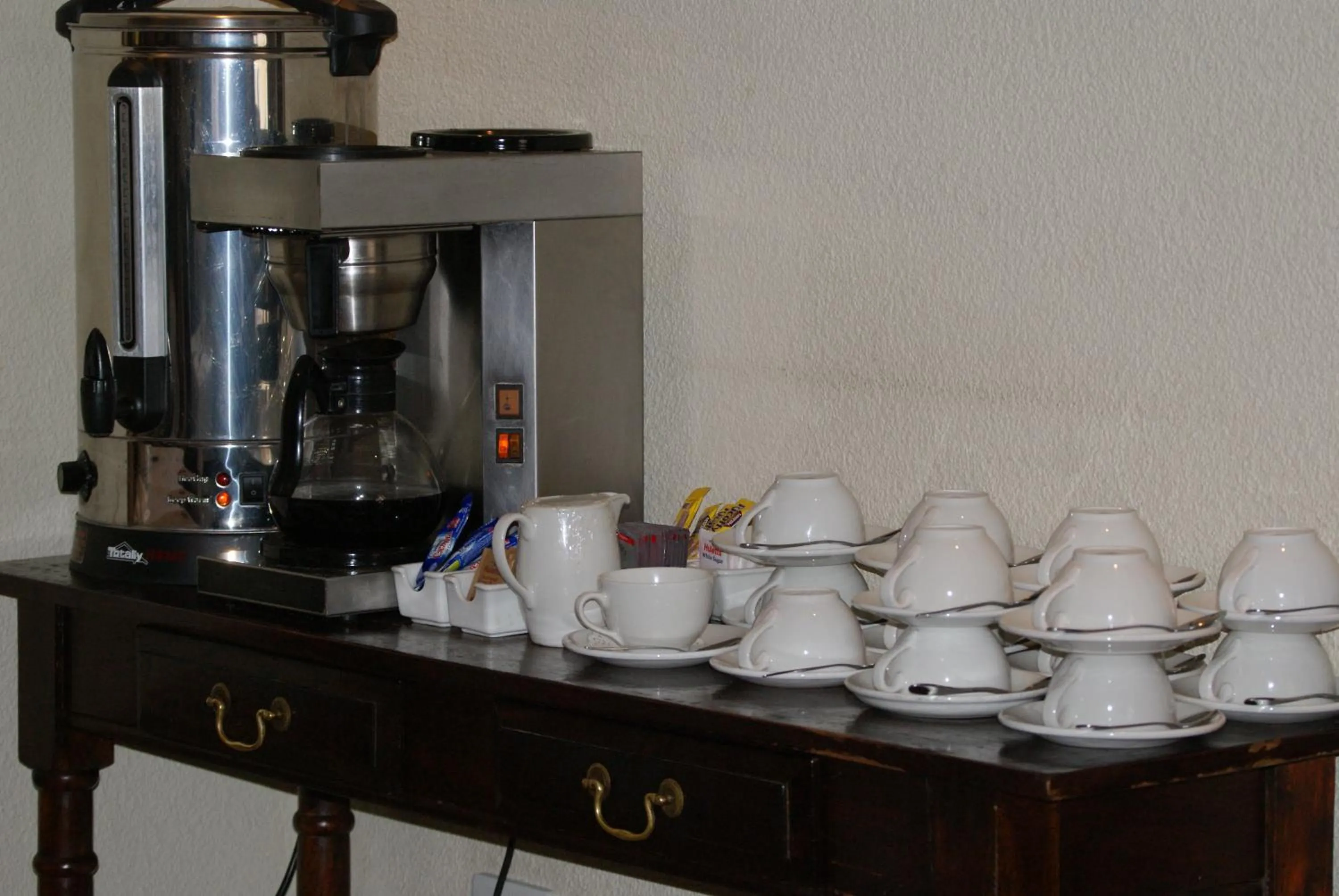 Restaurant/places to eat in Elizabeth Lodge