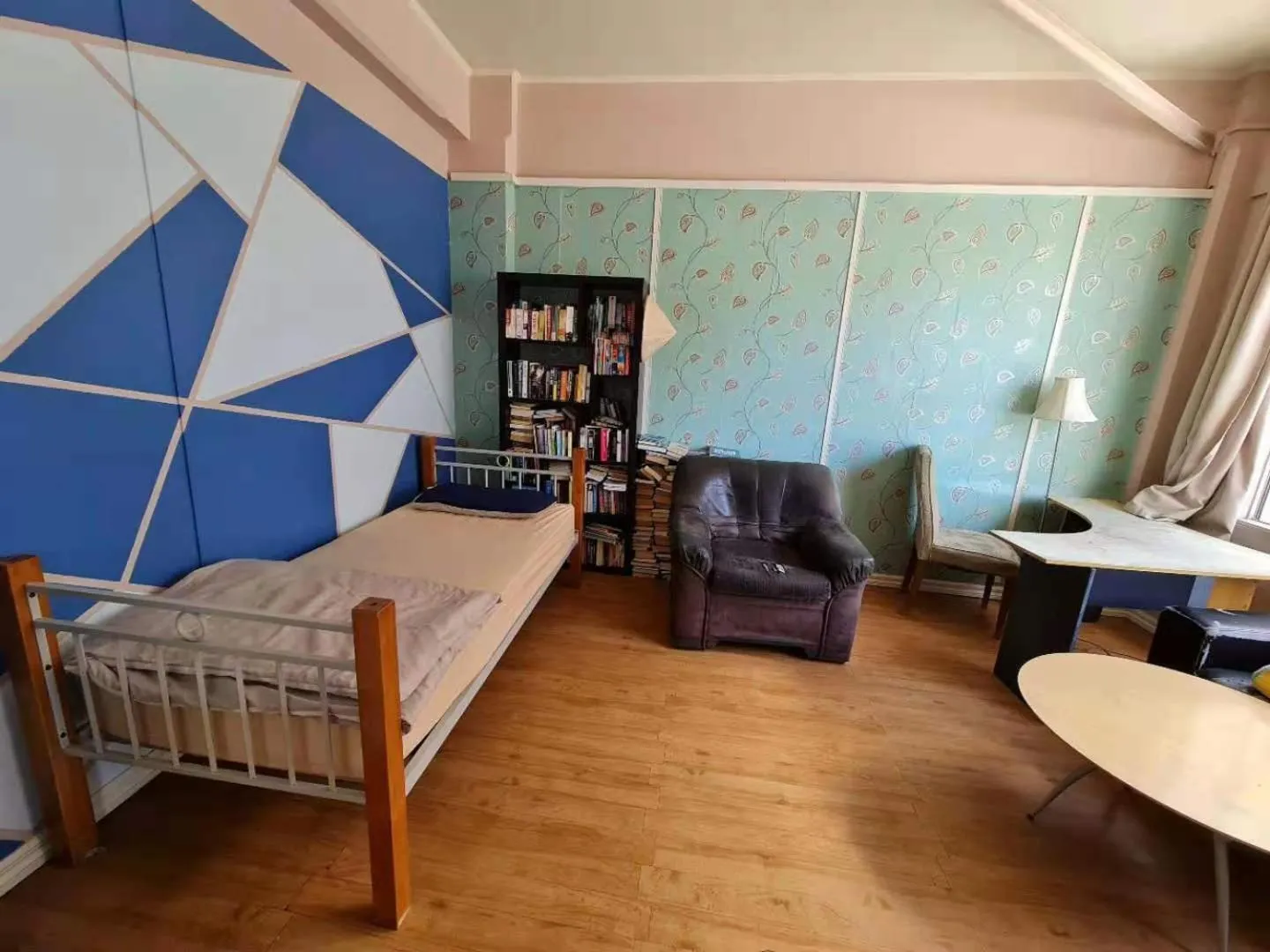 Seating area, Bed in Frienz Backpacker