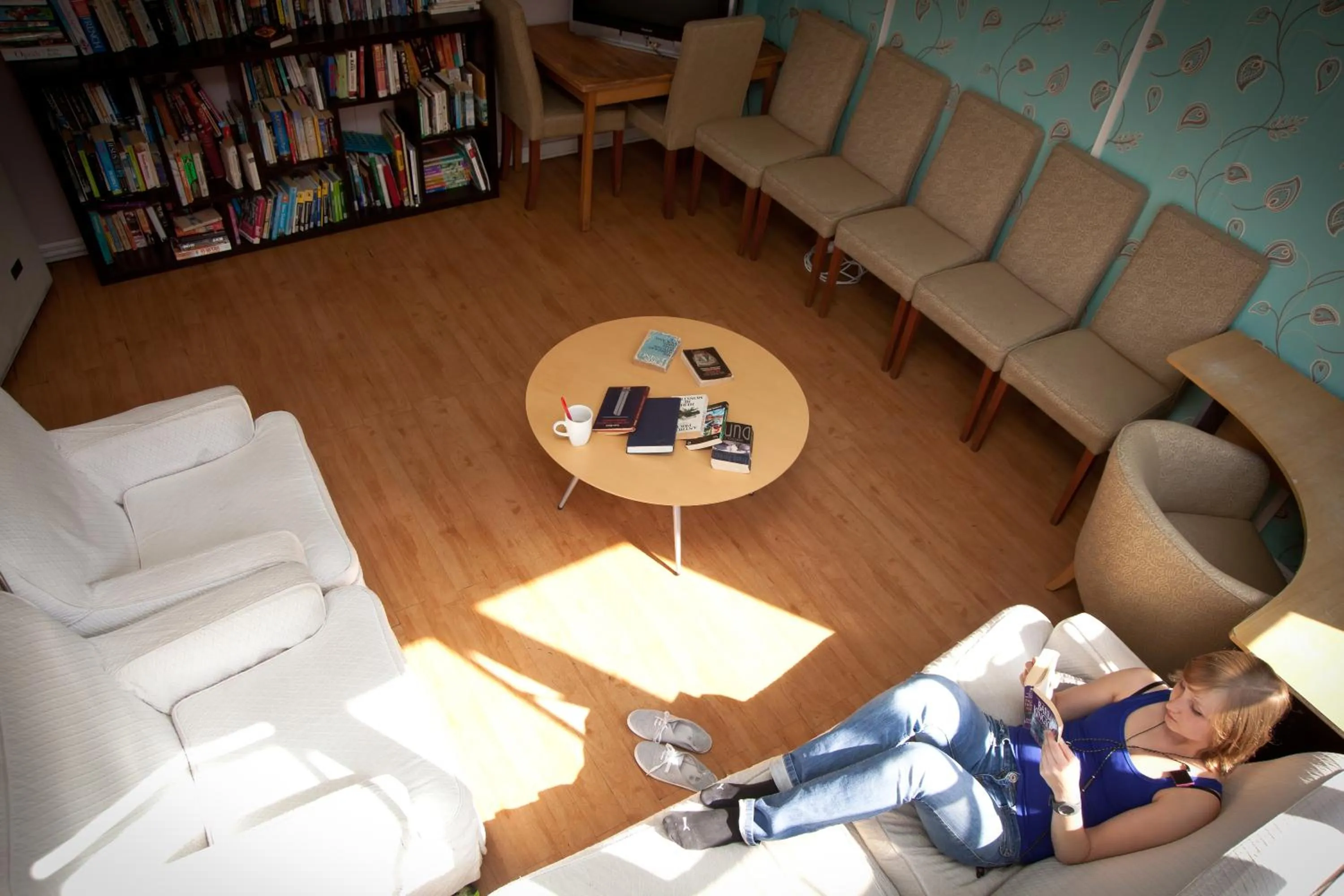 Seating area in Frienz Backpacker