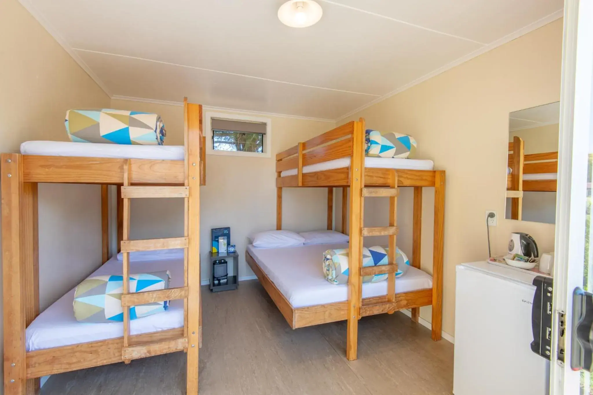 Quadruple Room with Shared Bathroom in Cambridge Top 10 Holiday Park Quadruple Room with Shared Bathroom in Cambridge Top 10 Holiday Park