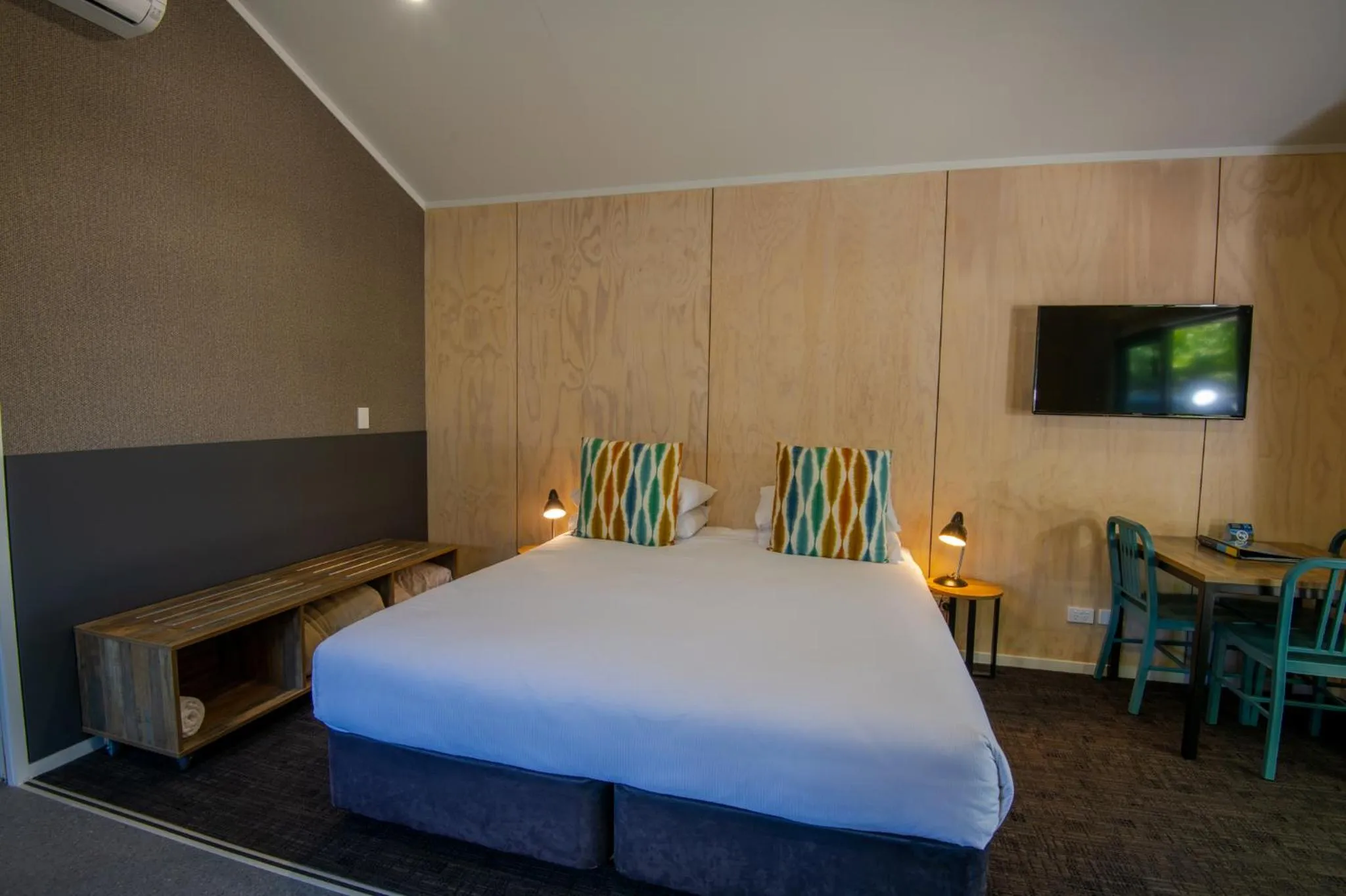 Communal lounge/ TV room, Bed in Cambridge Top 10 Holiday Park