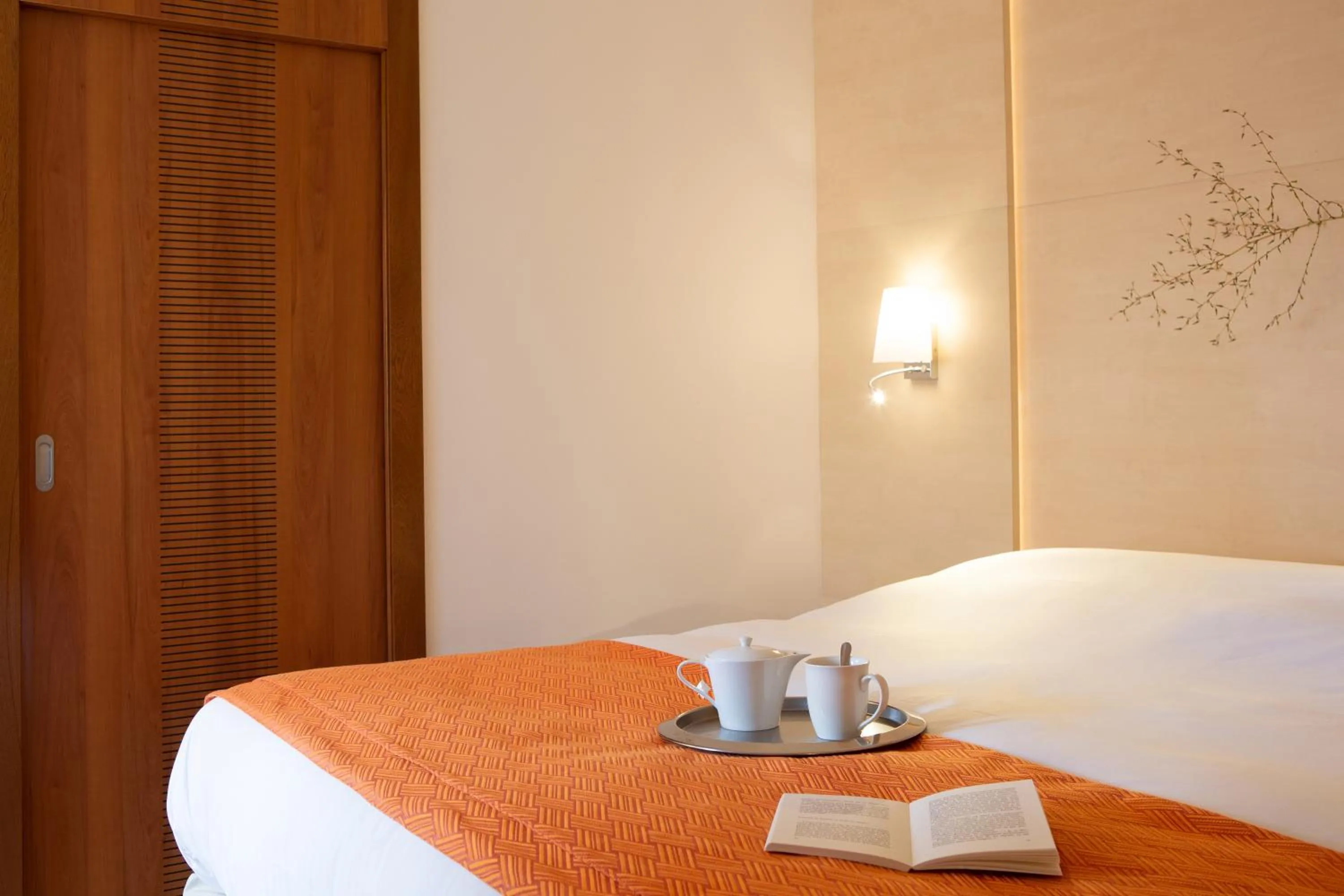 Coffee/tea facilities, Bed in Hotel Le Clos De La Vouge