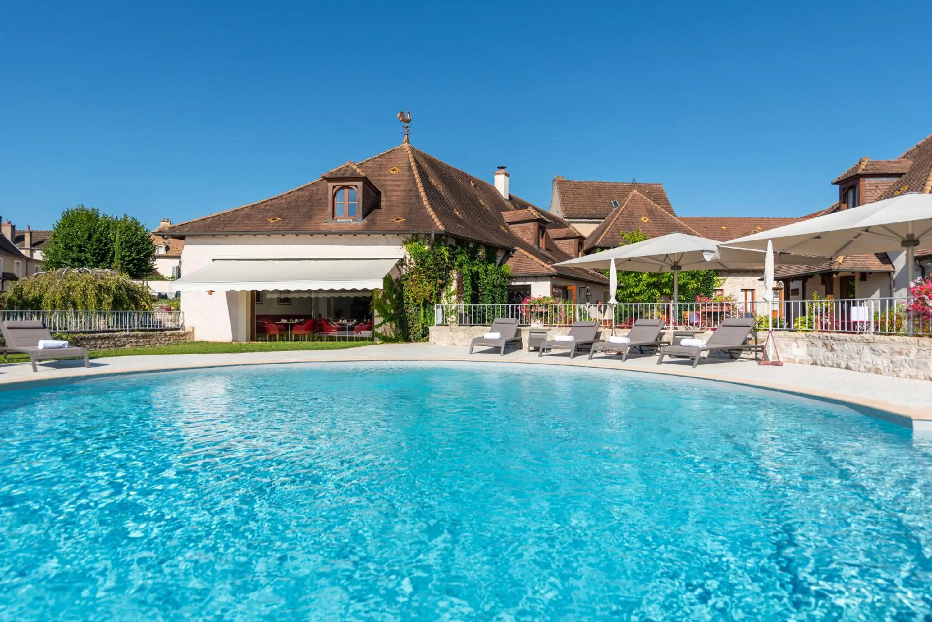 Swimming pool in Hotel Le Clos De La Vouge