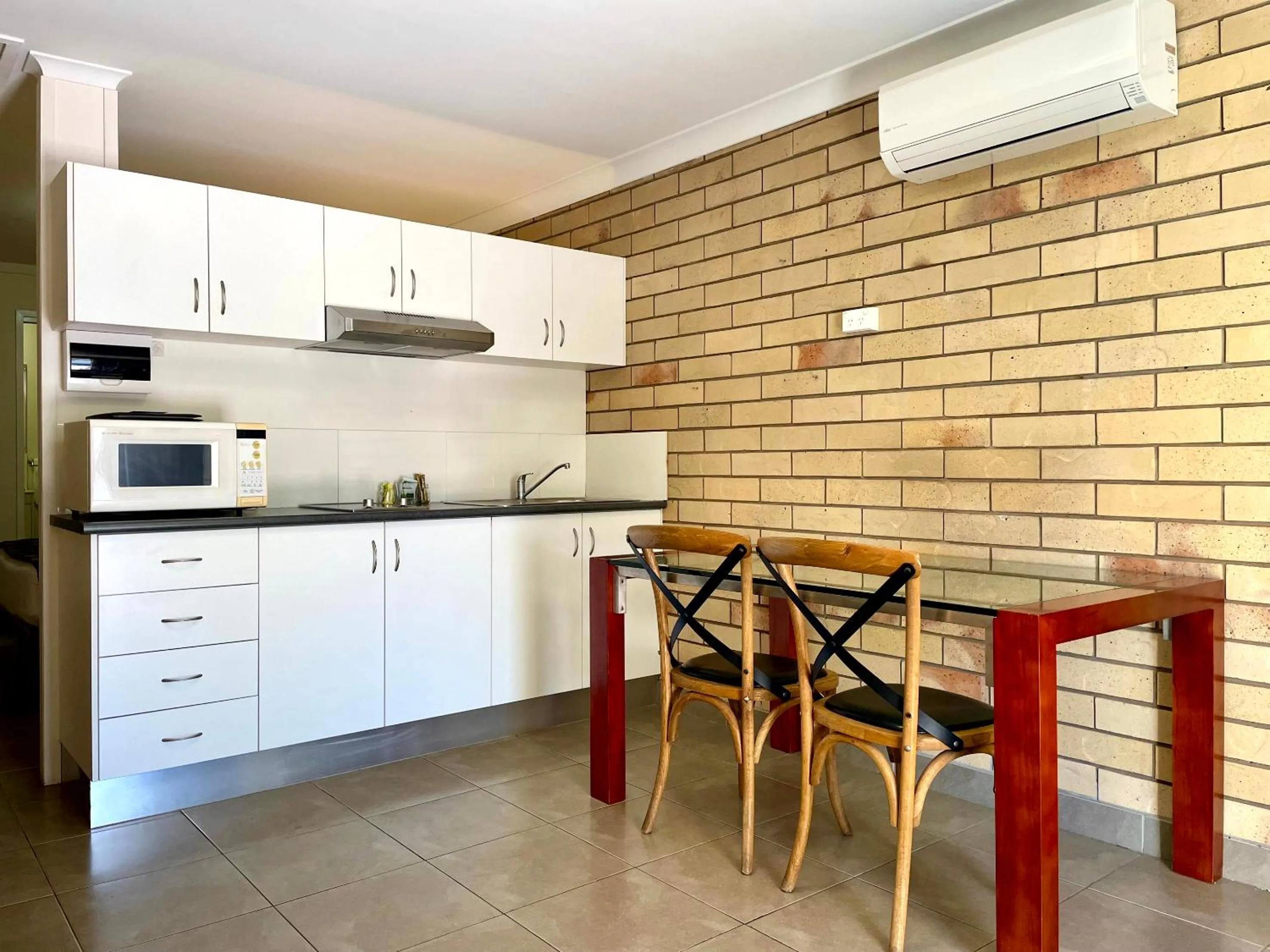 Kitchen or kitchenette in Western Heritage Motor Inn