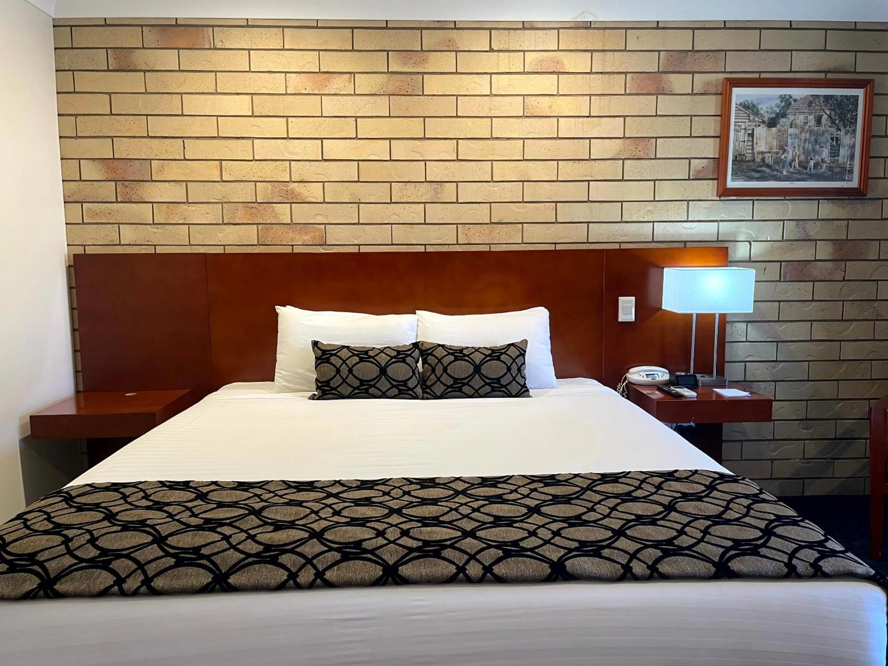 Bed in Western Heritage Motor Inn