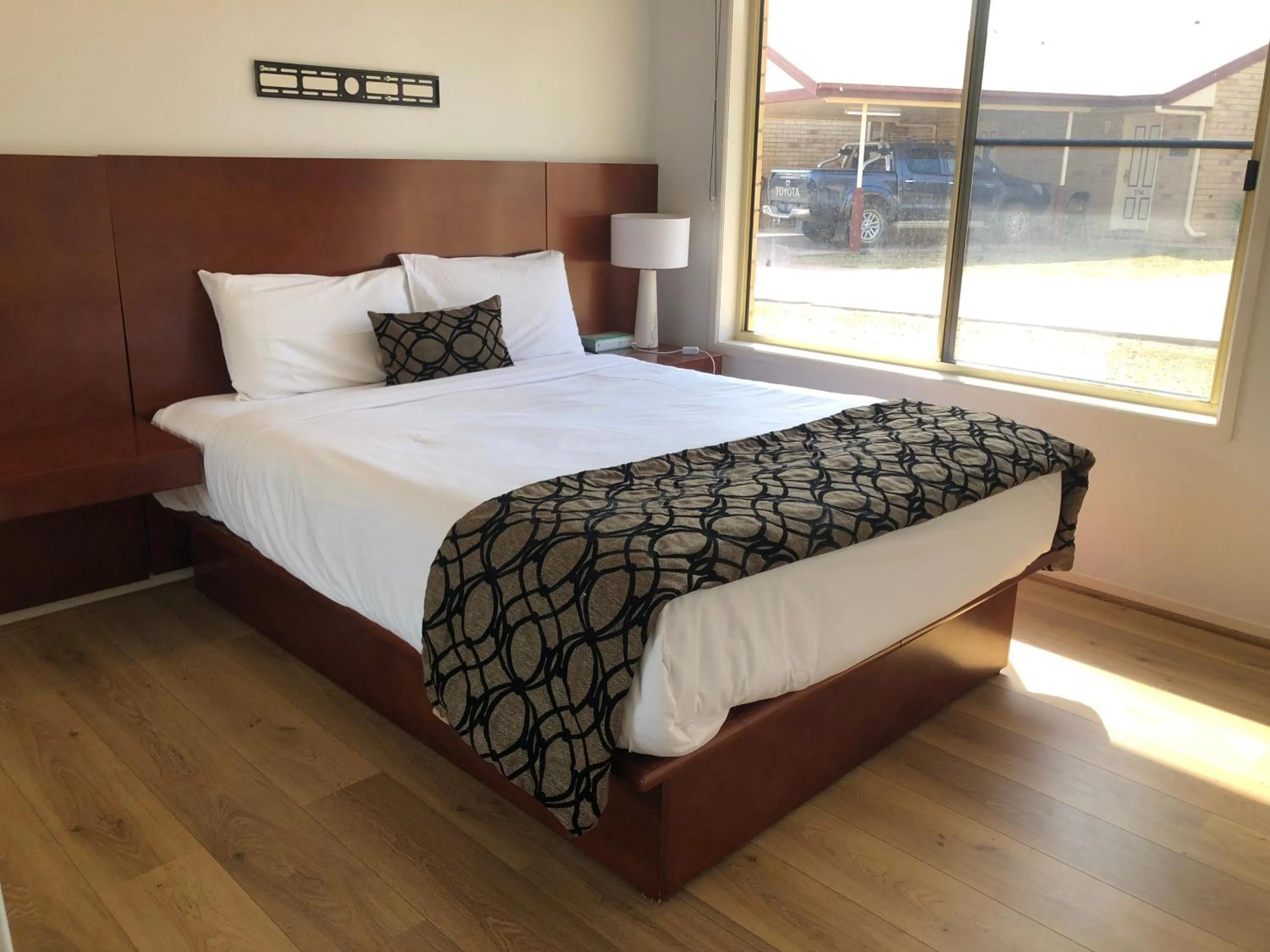 Bed in Western Heritage Motor Inn