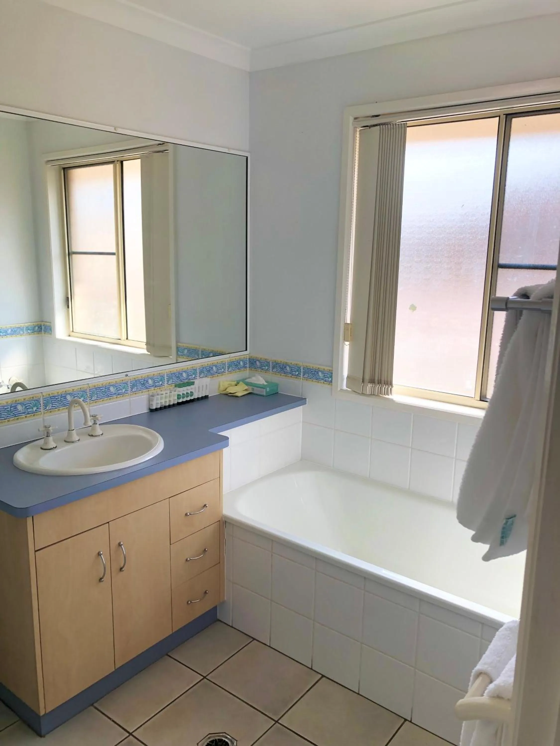 Bathroom in Western Heritage Motor Inn