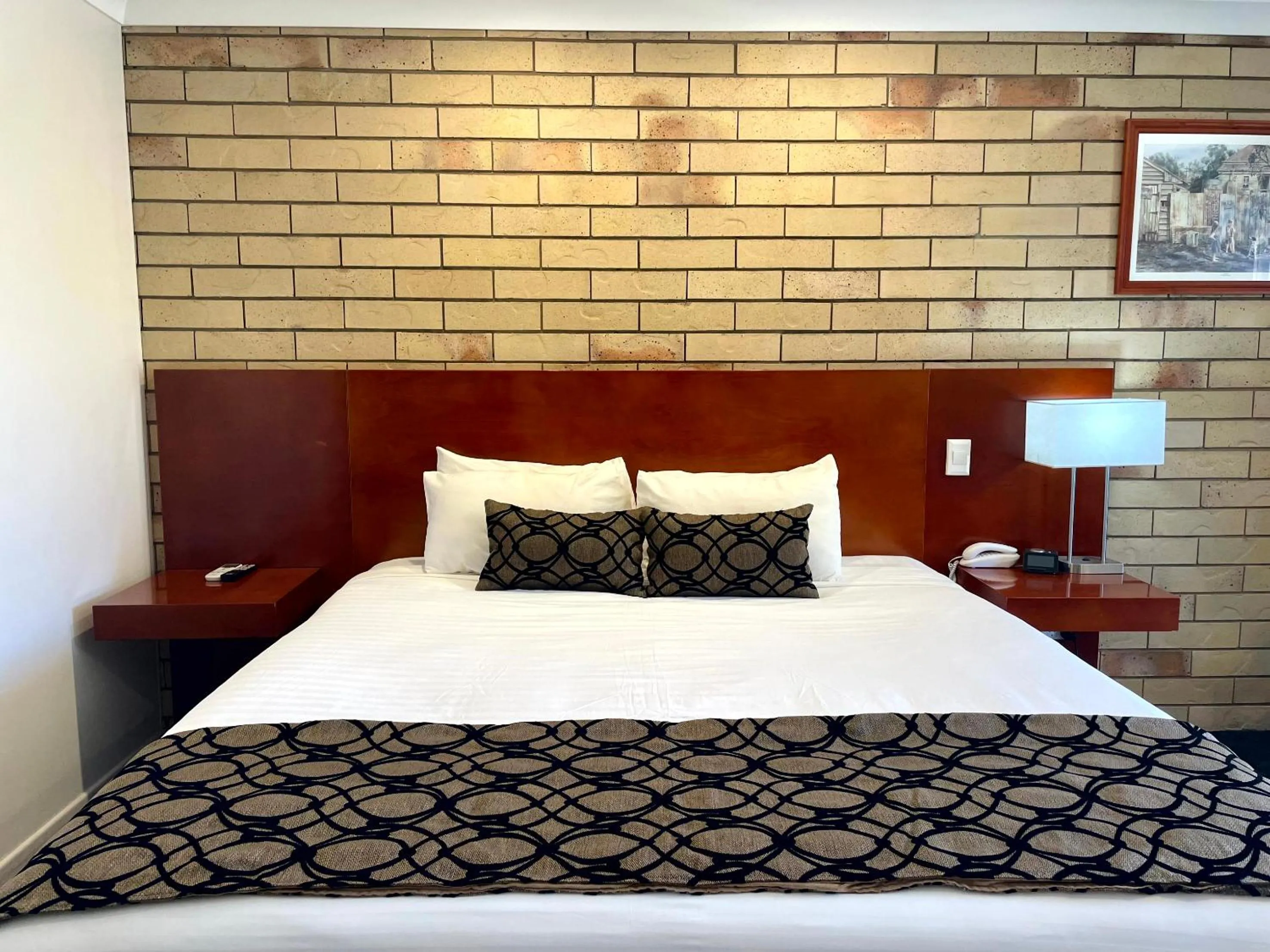 Bed in Western Heritage Motor Inn