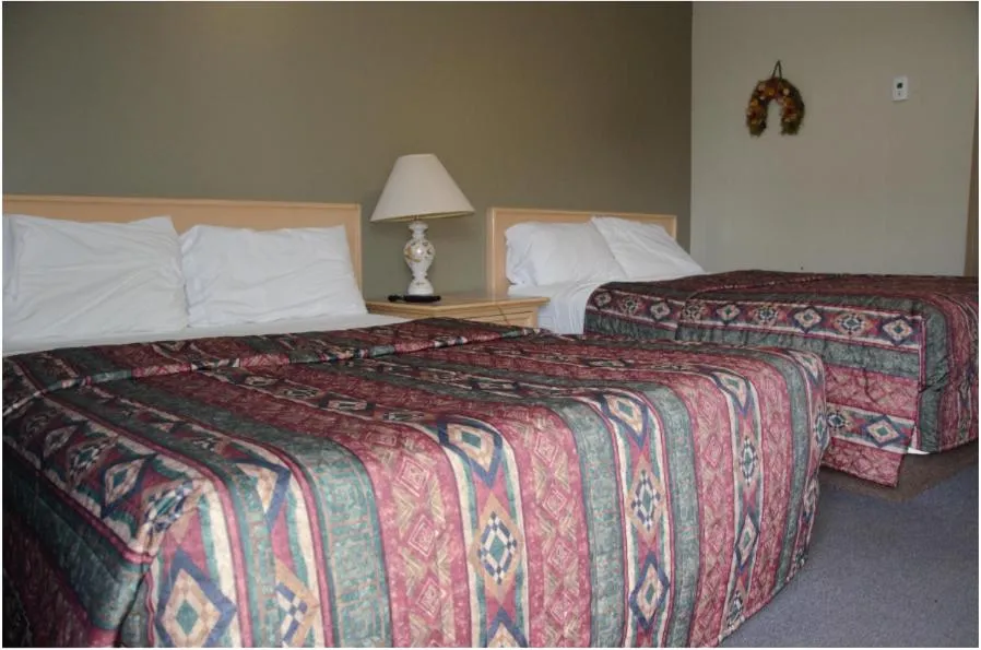 Bedroom, Bed in Trans Canada Motel