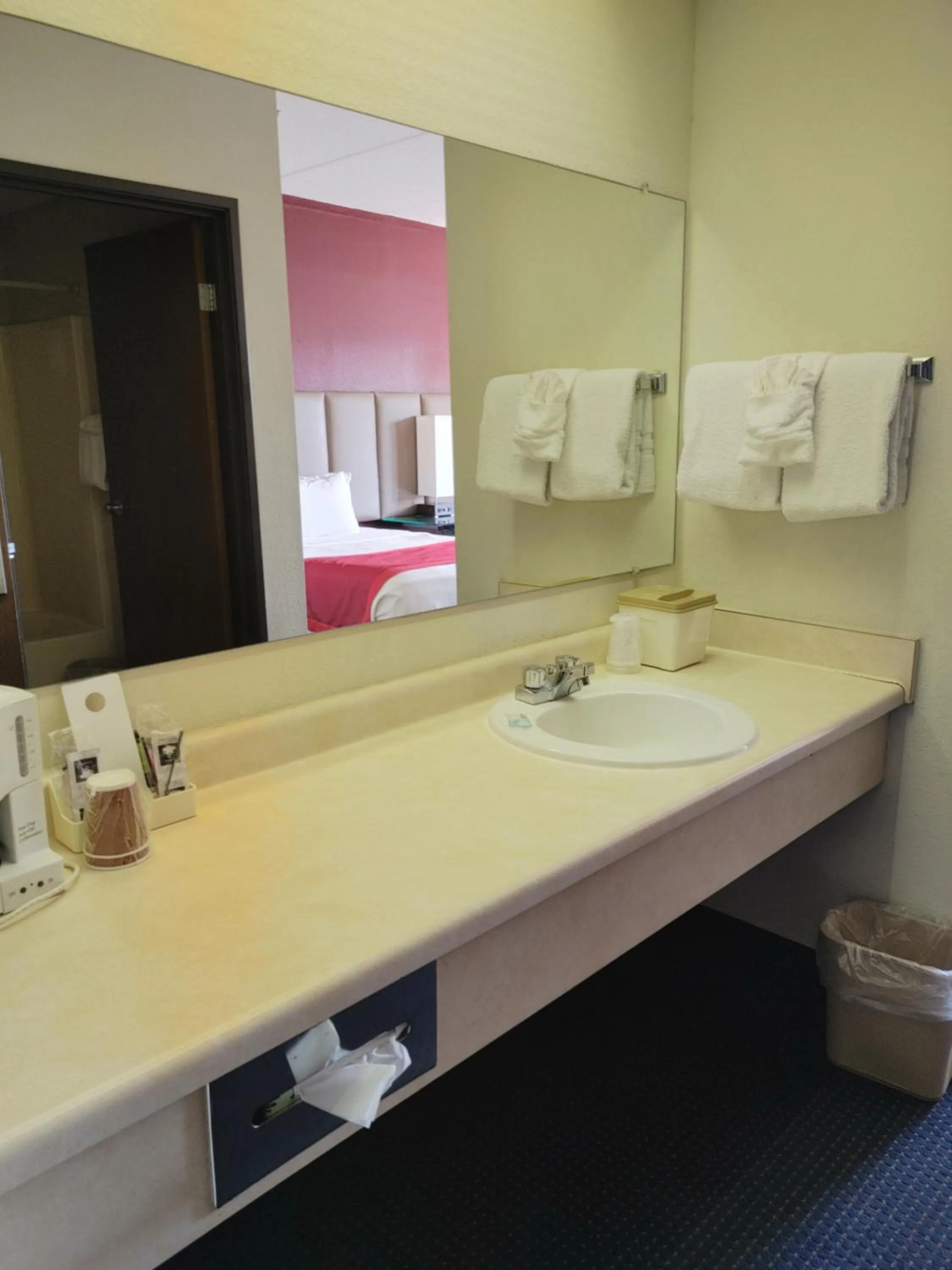 Bathroom, Bed in Hotel Pigeon Forge