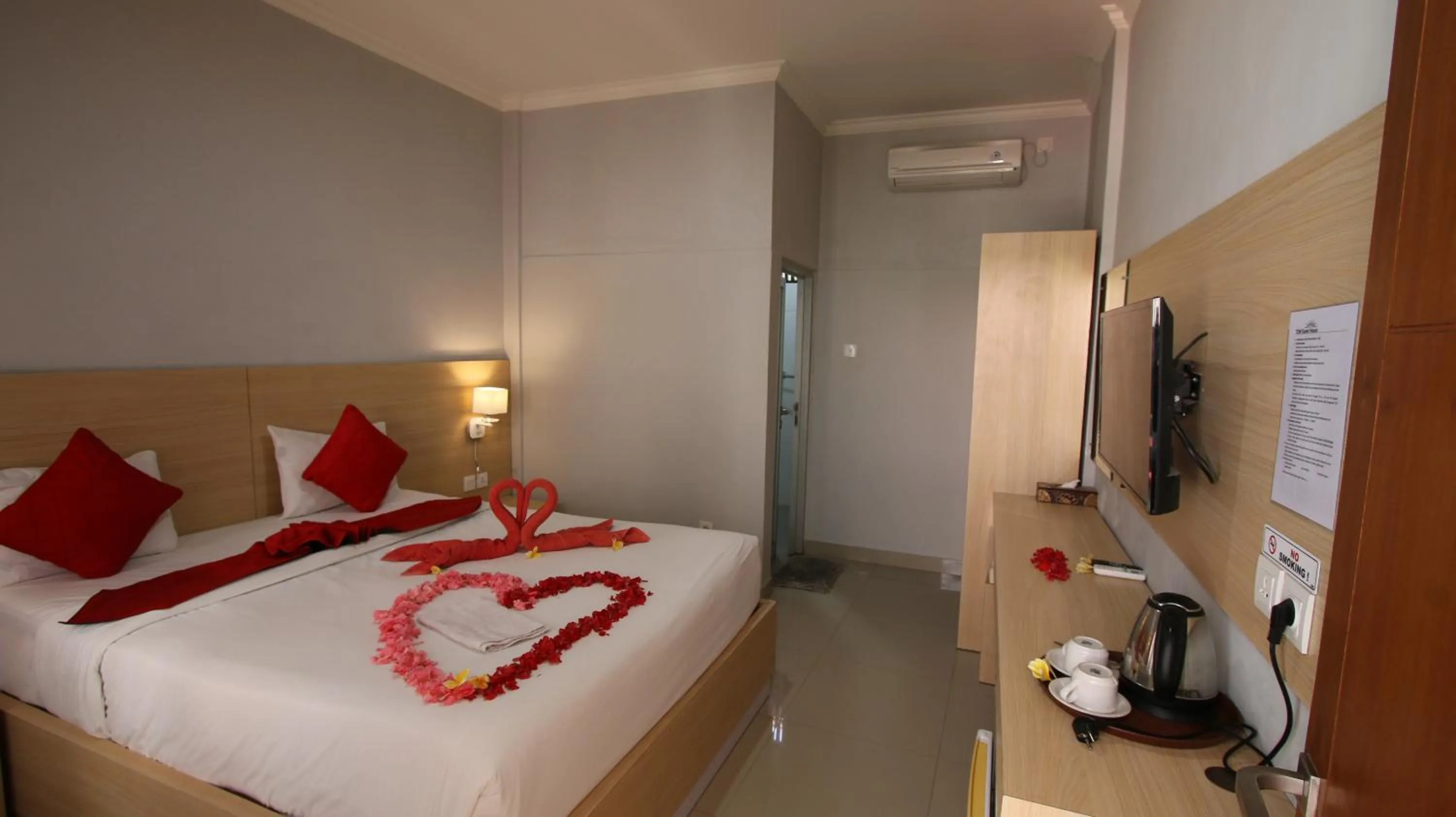 Bed in Tom Guest House