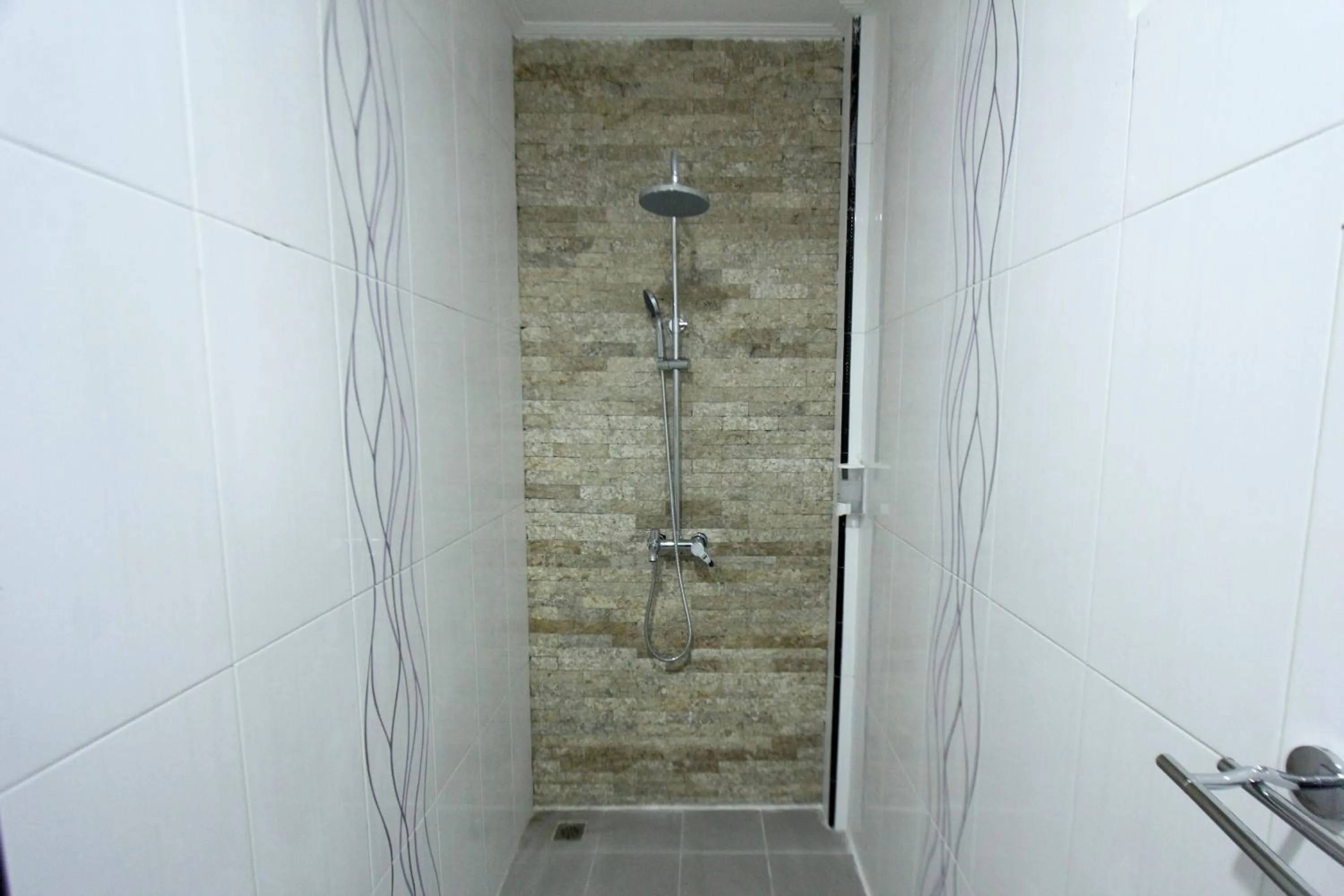 Shower in Tom Guest House