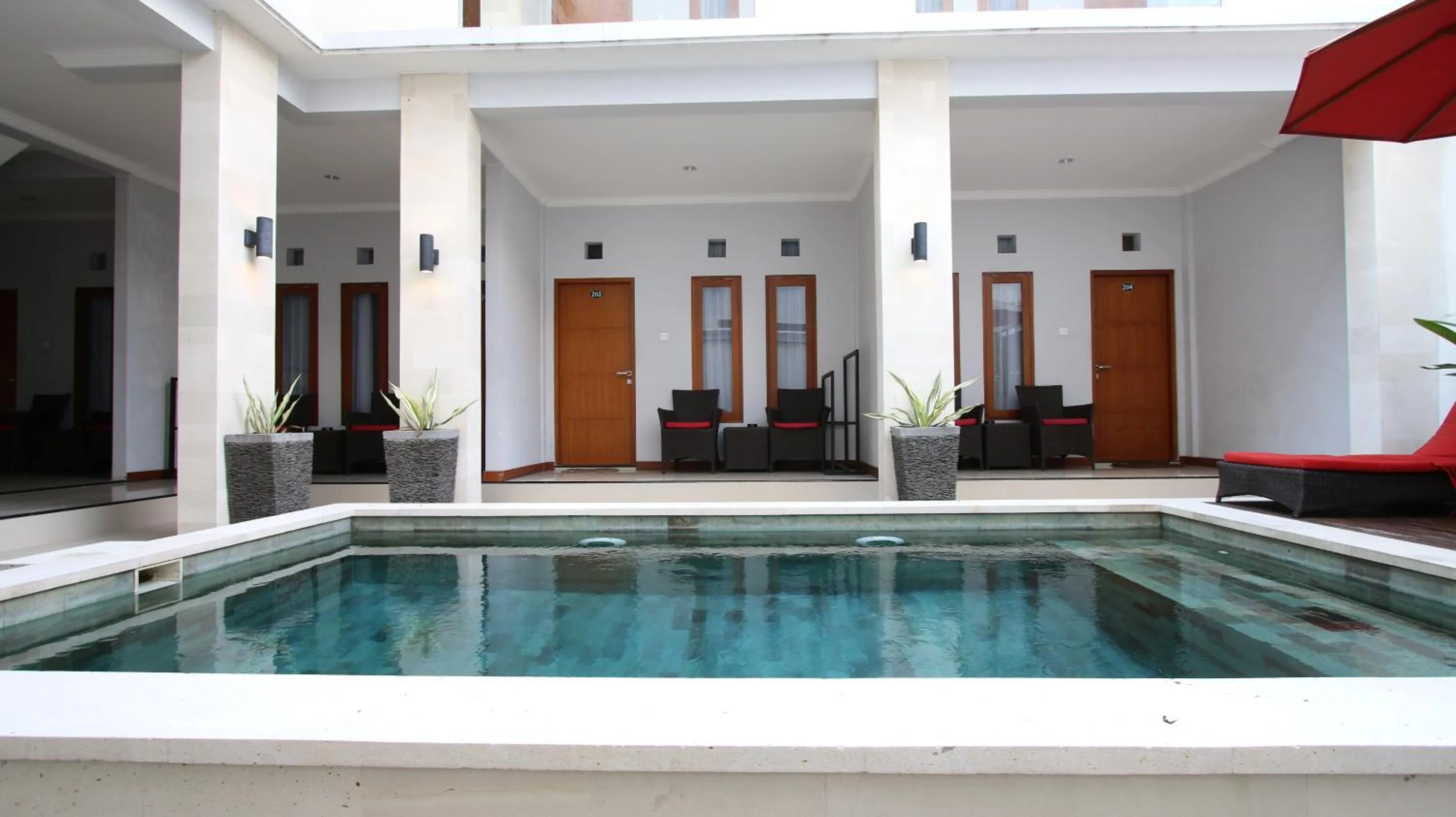 Swimming pool in Tom Guest House