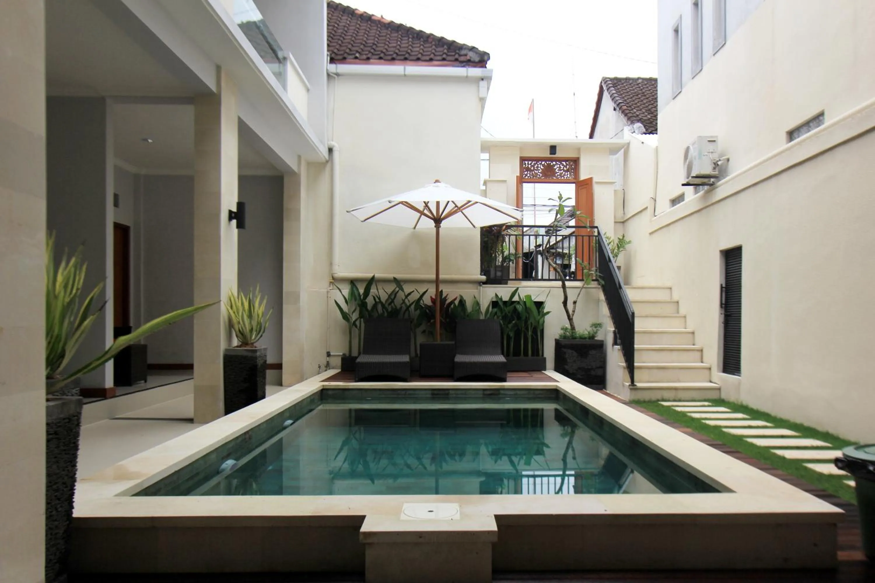 Pool view in Tom Guest House