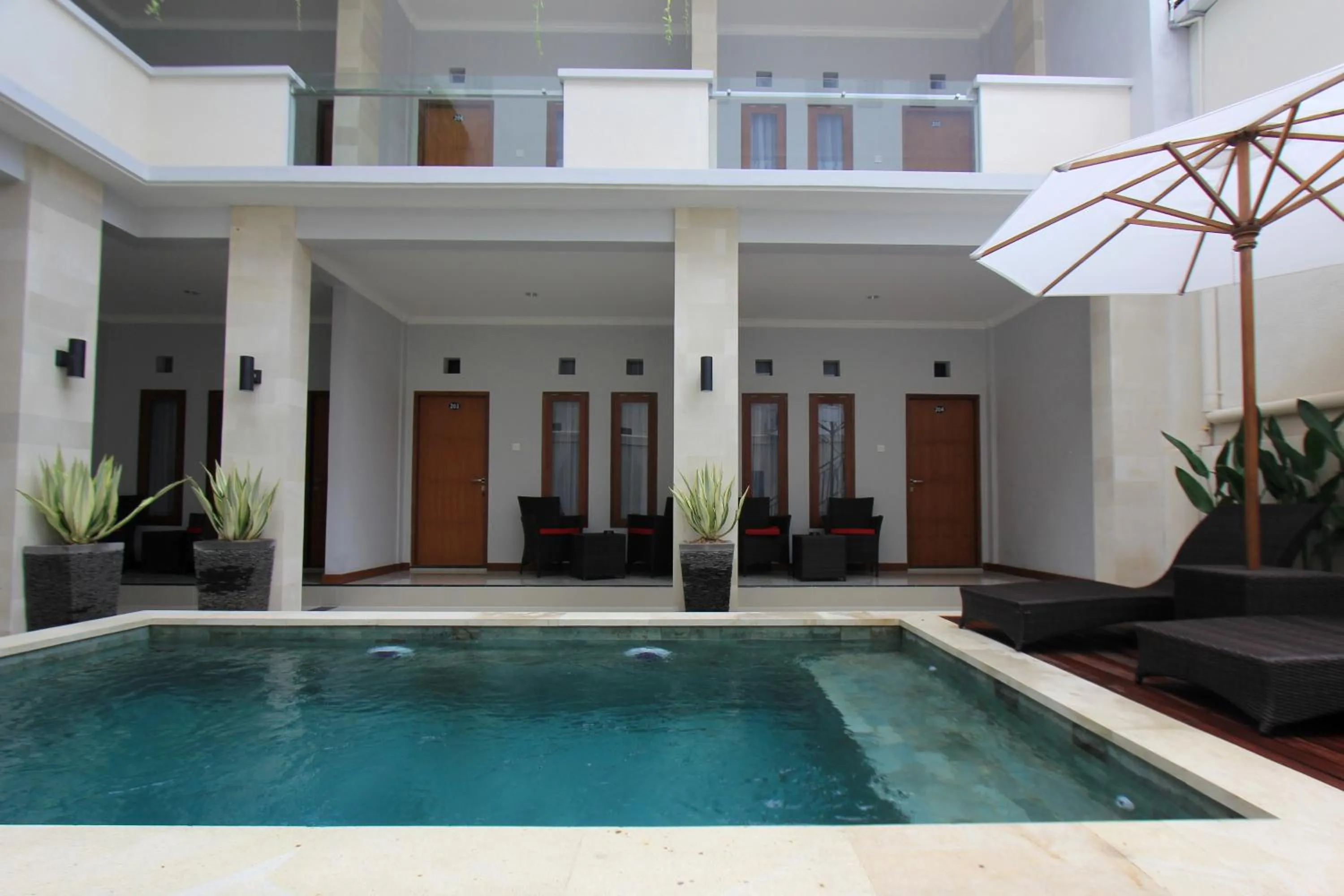 Swimming pool in Tom Guest House