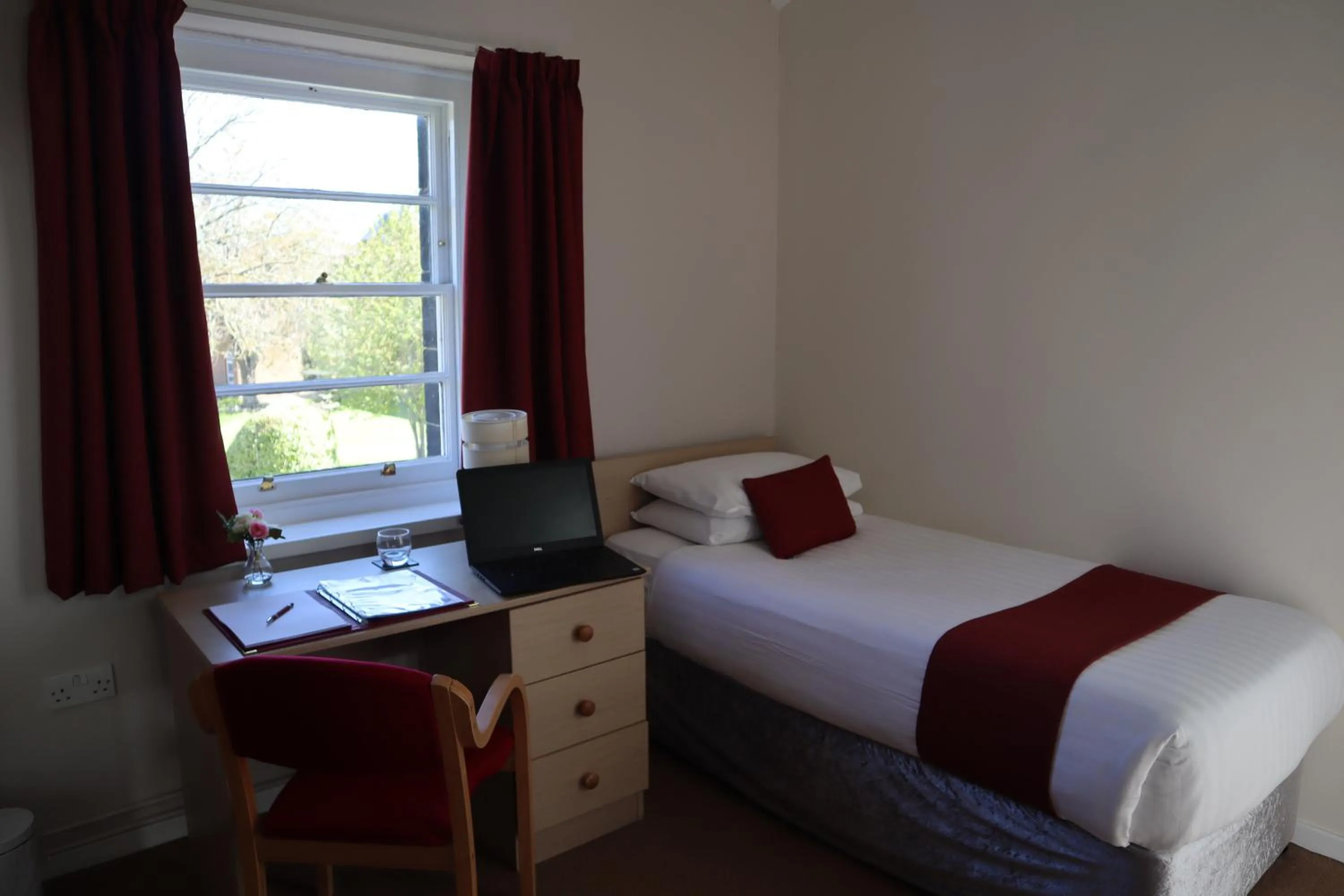 Bedroom, Bed in Hinsley Hall