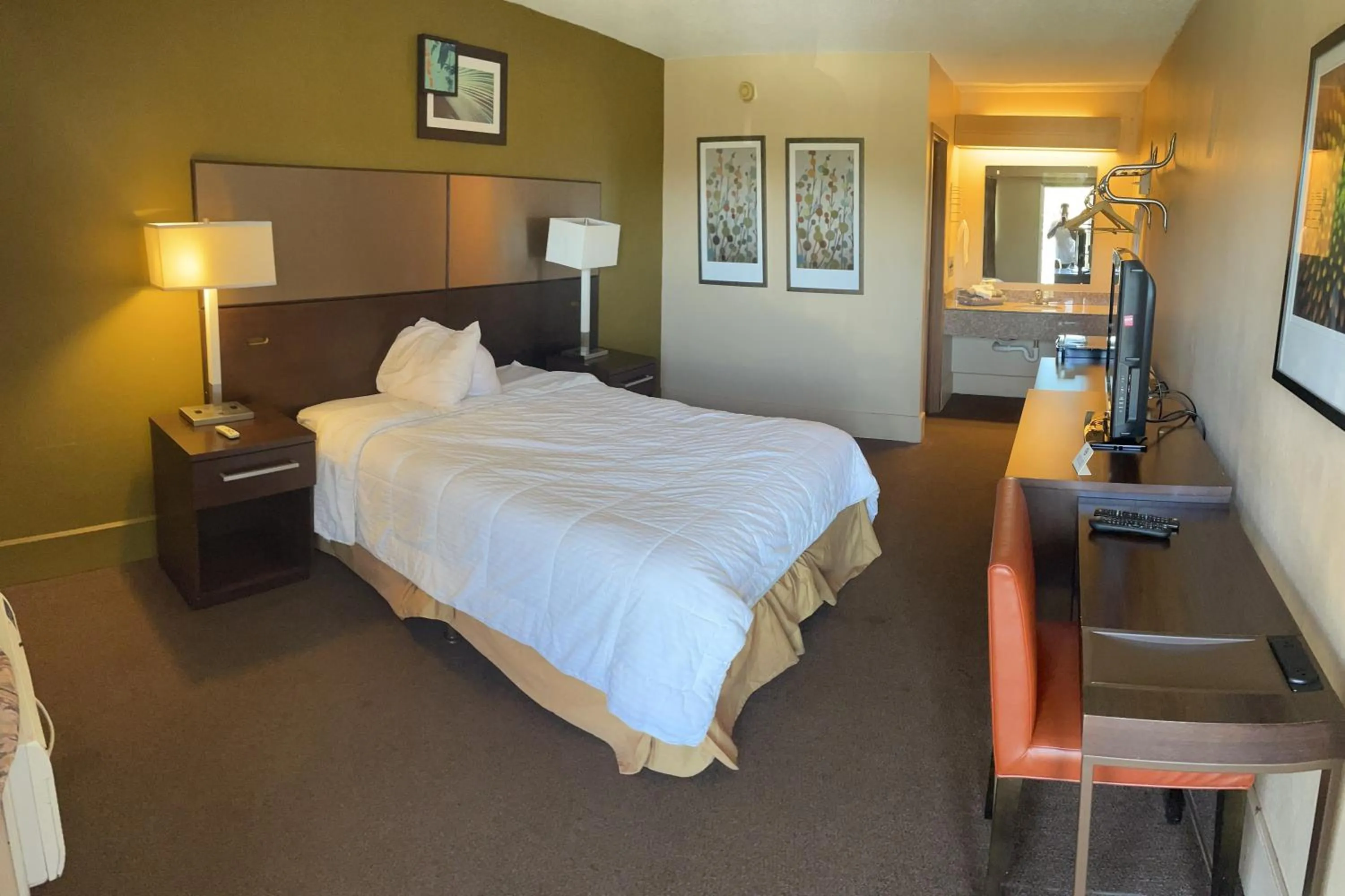 Bed in Hilltop Inn Pittsburgh