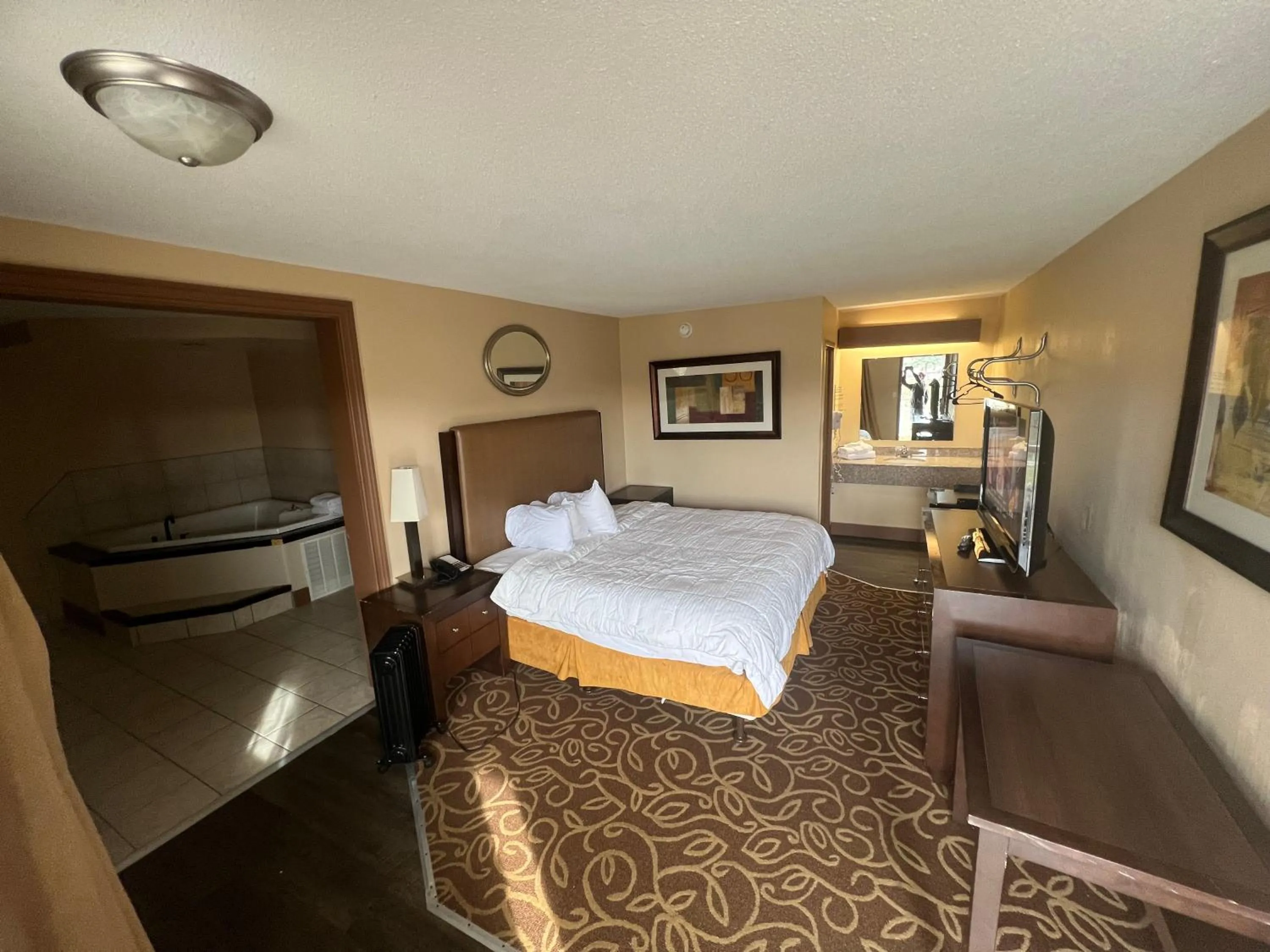 Photo of the whole room, Bed in Hilltop Inn Pittsburgh