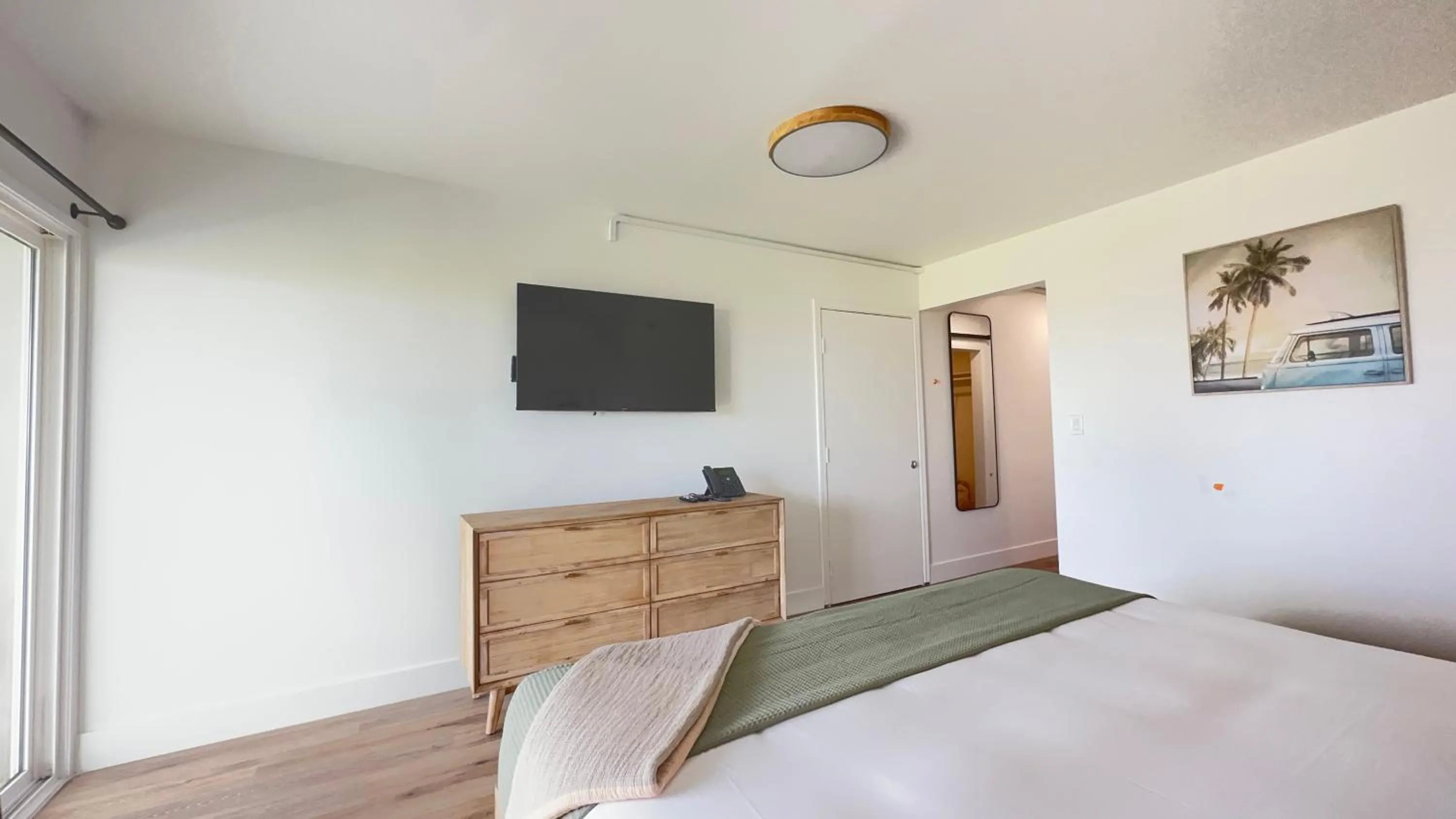 Bed in Ocean Villa Inn