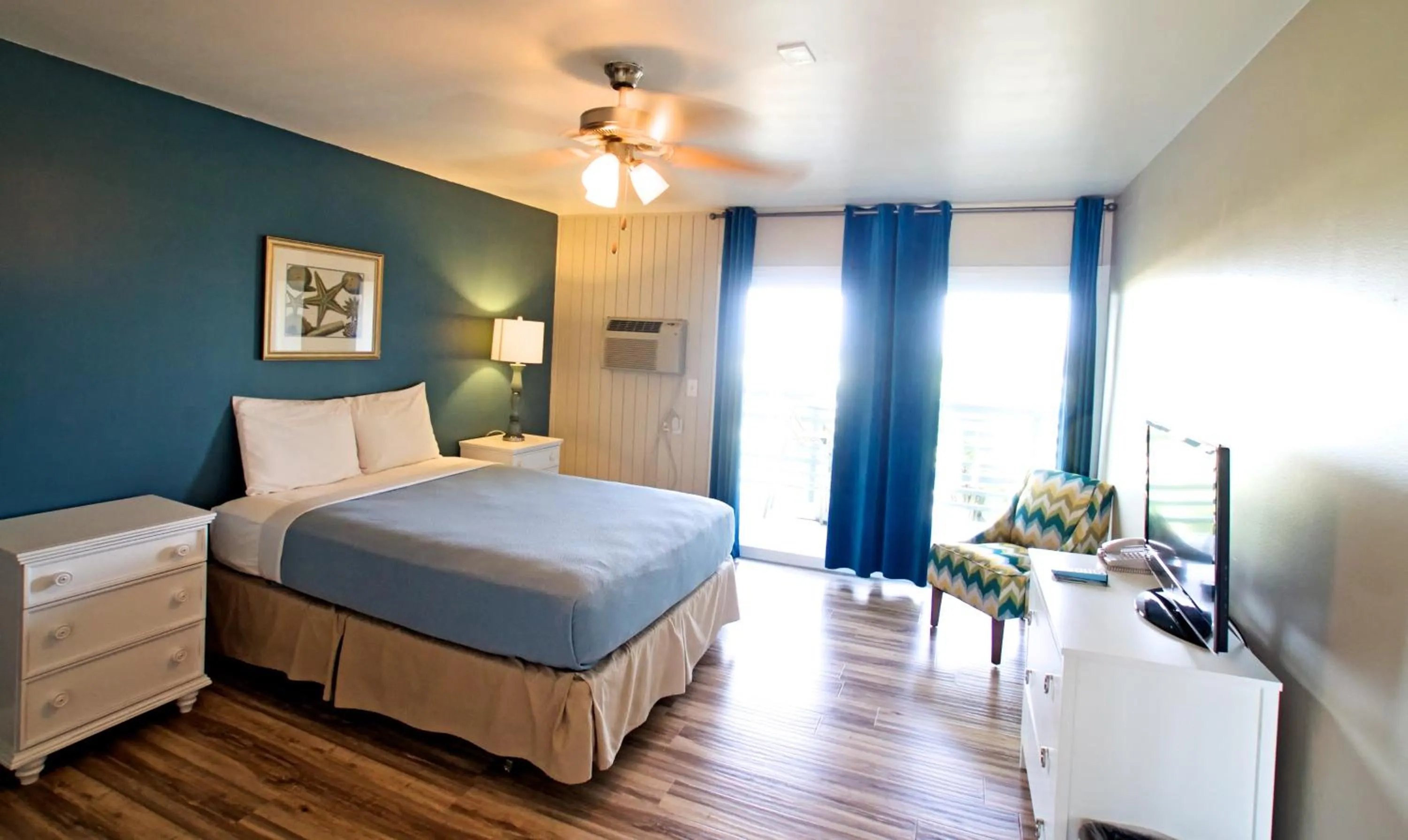 Photo of the whole room, Bed in Ocean Villa Inn