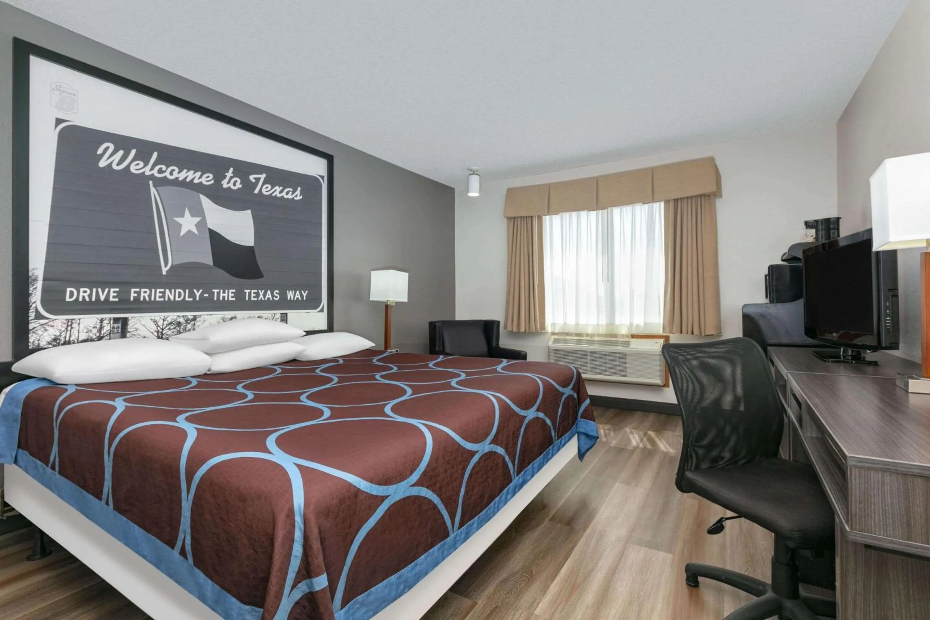 Photo of the whole room, Bed in Super 8 by Wyndham Grapevine/DFW Airport Northwest