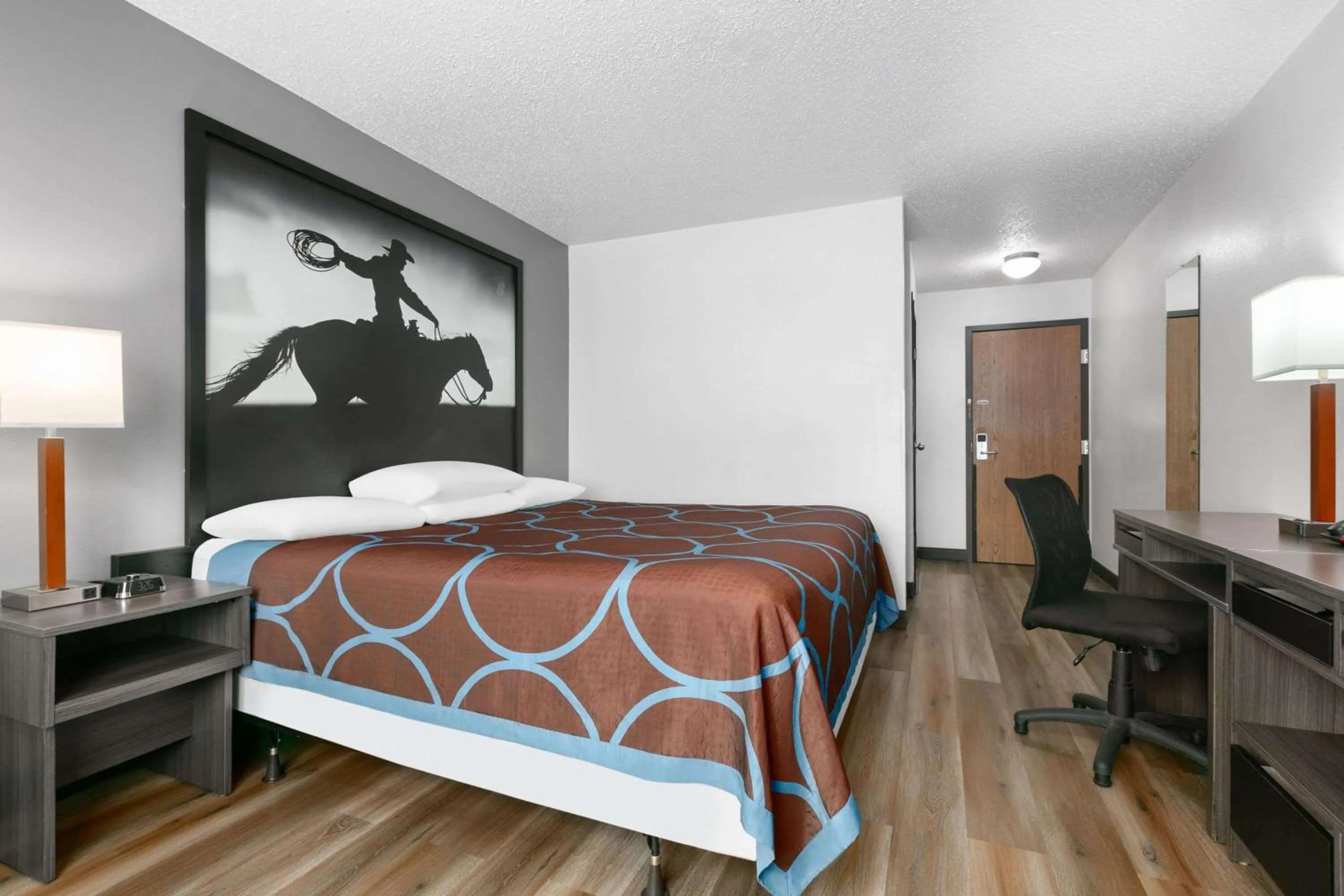 Photo of the whole room, Bed in Super 8 by Wyndham Grapevine/DFW Airport Northwest
