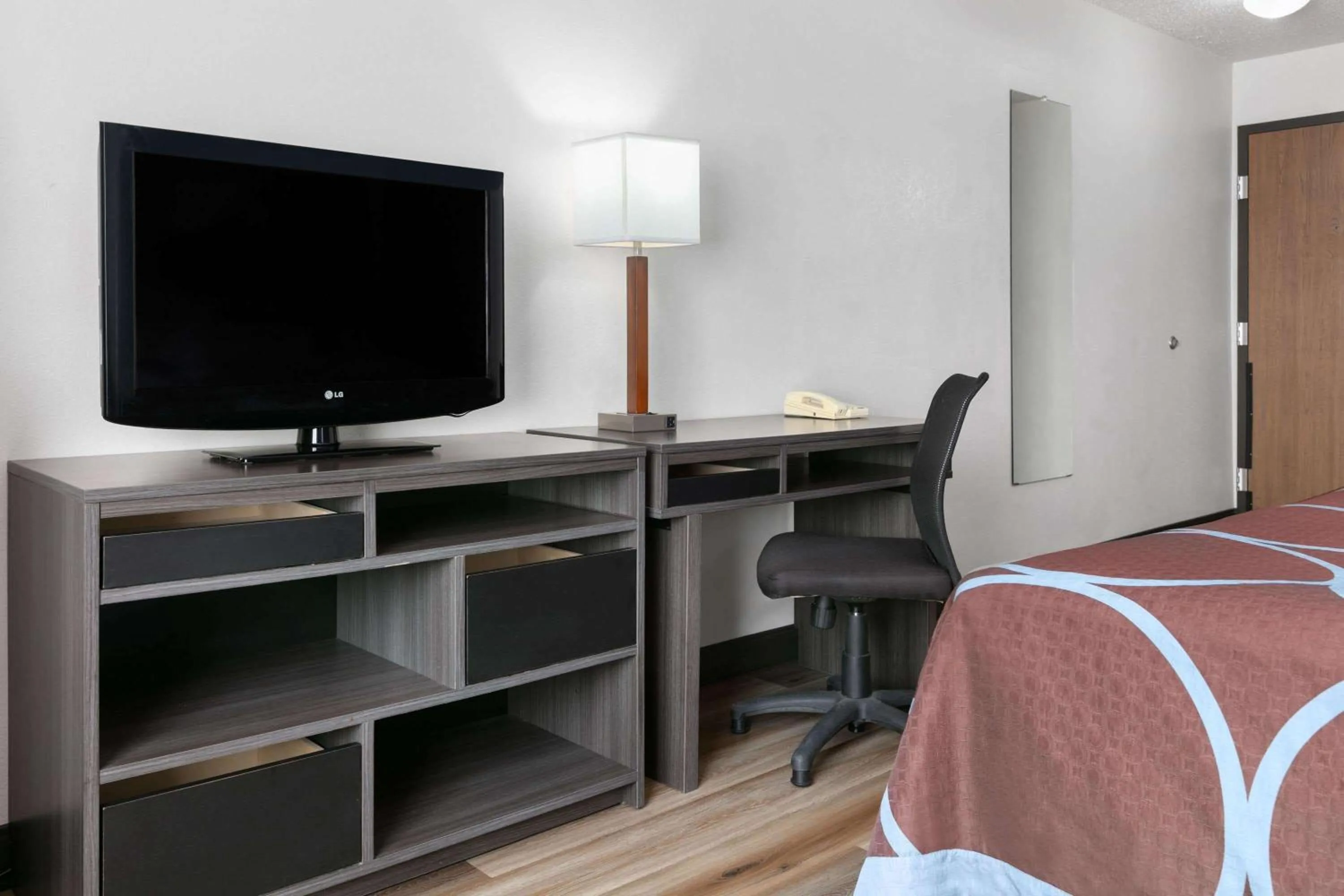 Photo of the whole room, Bed in Super 8 by Wyndham Grapevine/DFW Airport Northwest