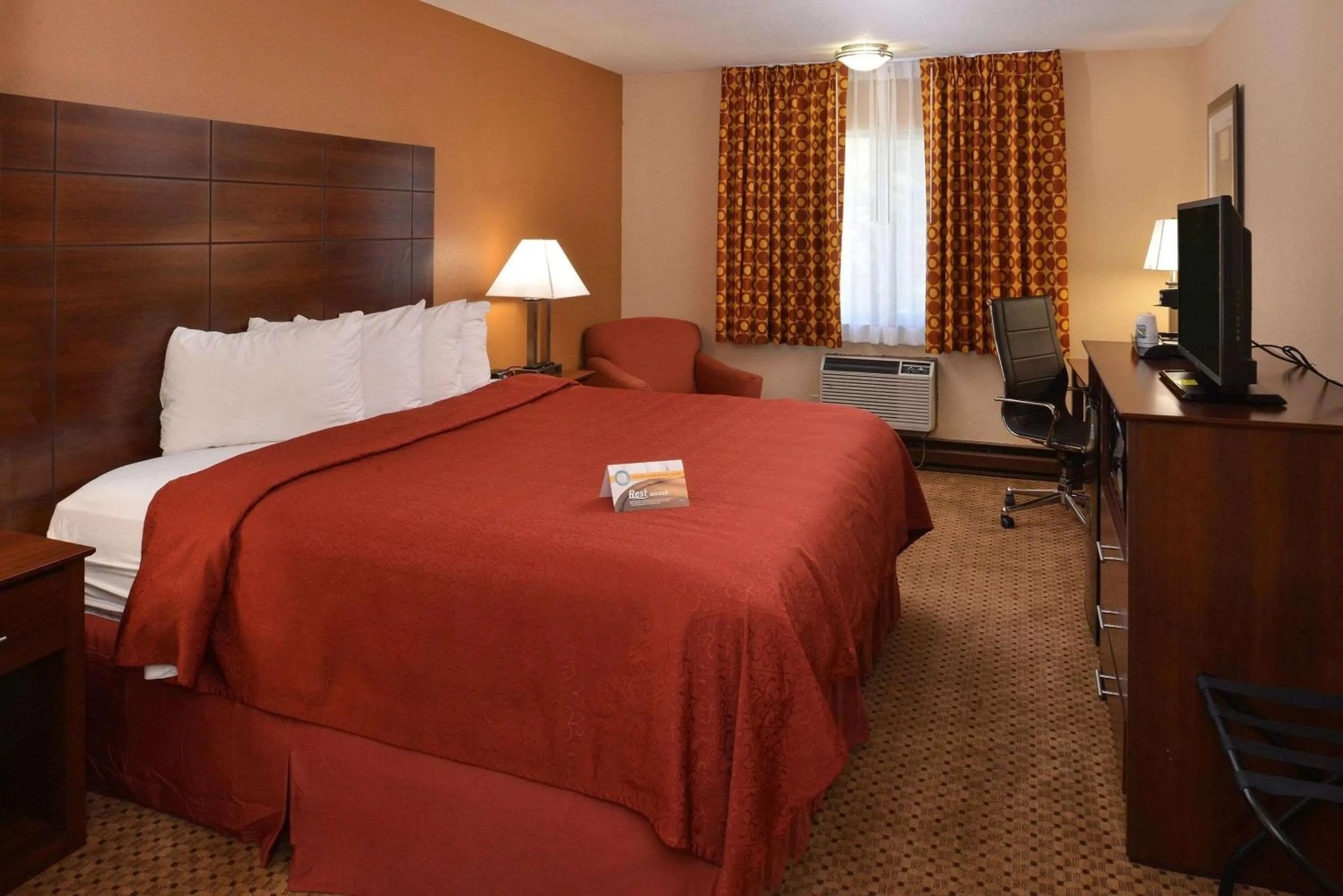 Standard King Room- Non Smoking in Quality Inn Appleton