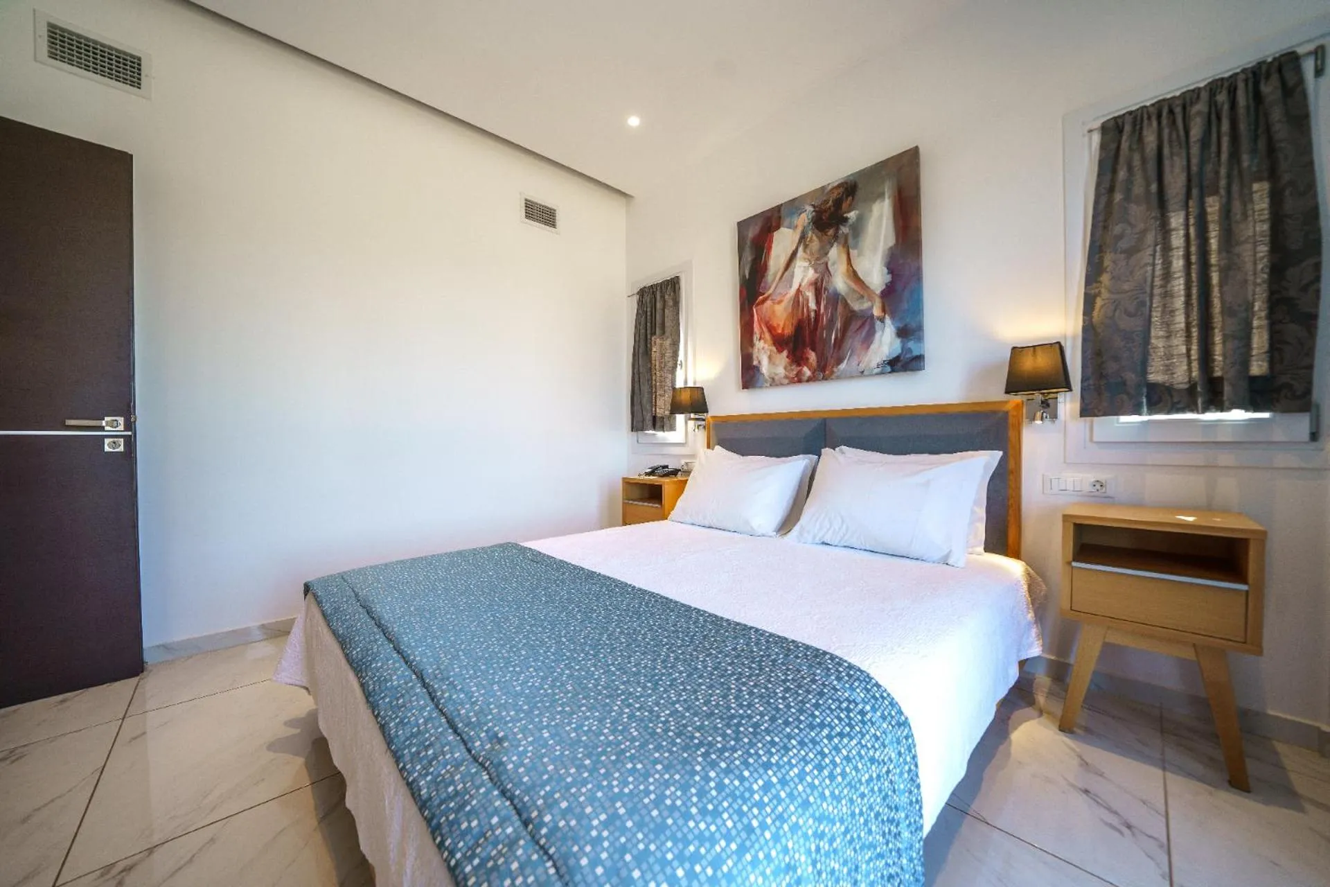 Photo of the whole room, Bed in Elysian Suites