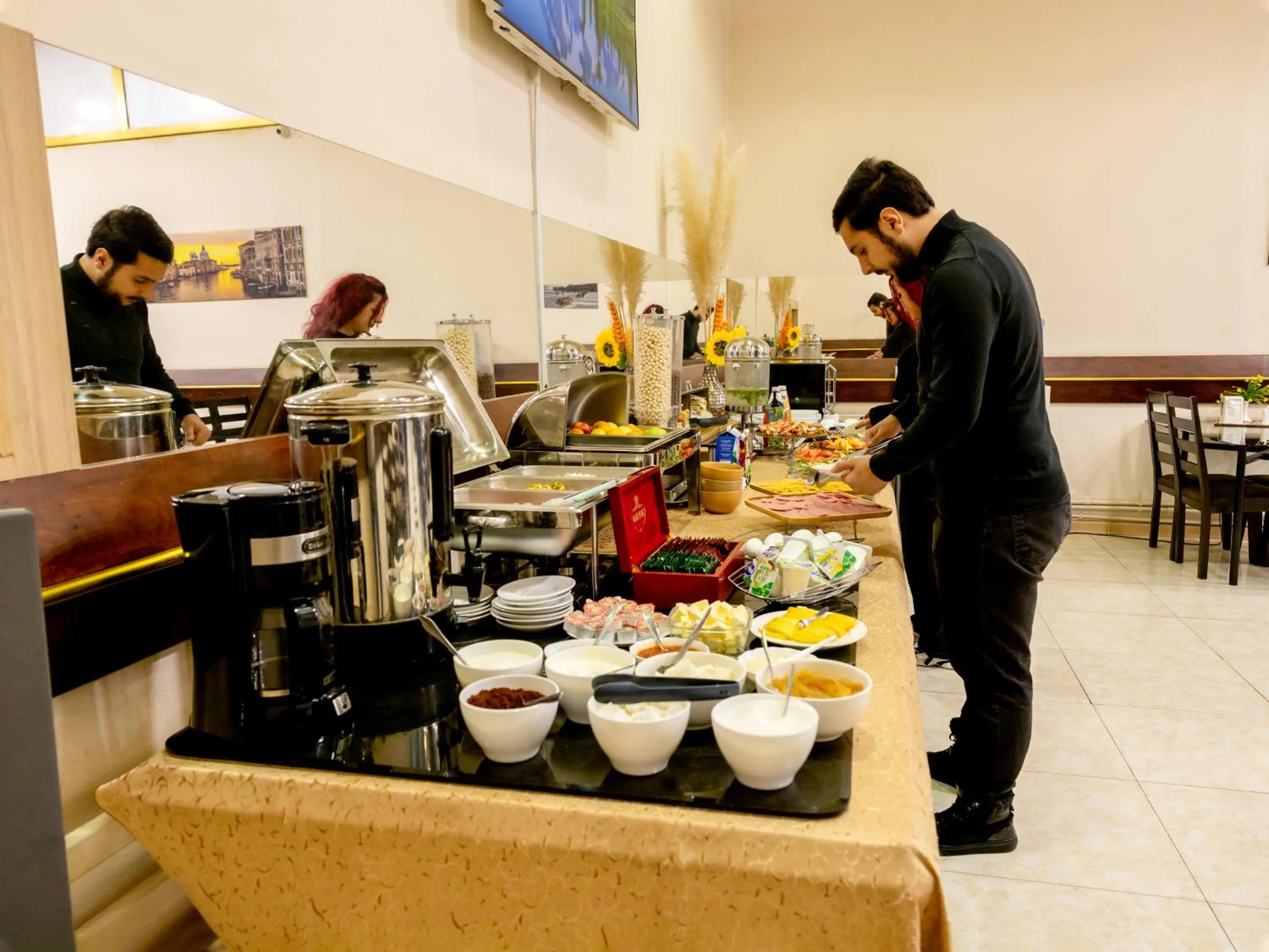 Restaurant/places to eat in Comfort Hotel