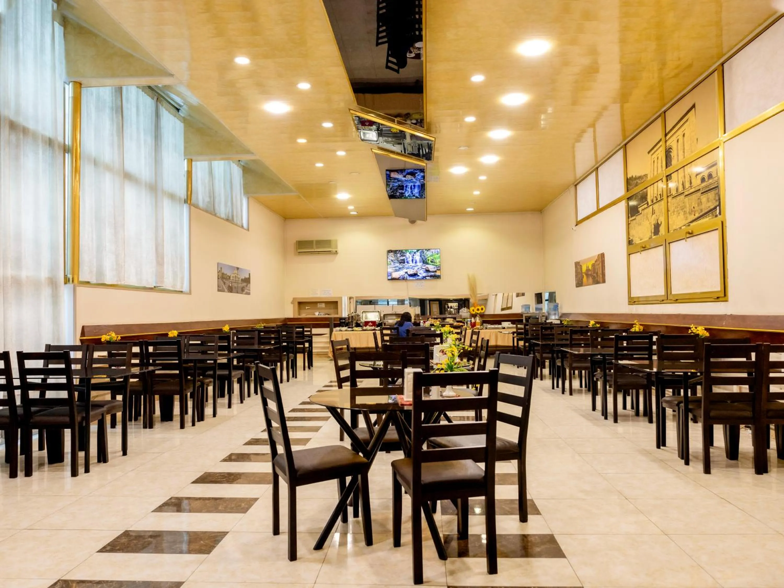 Restaurant/places to eat in Comfort Hotel