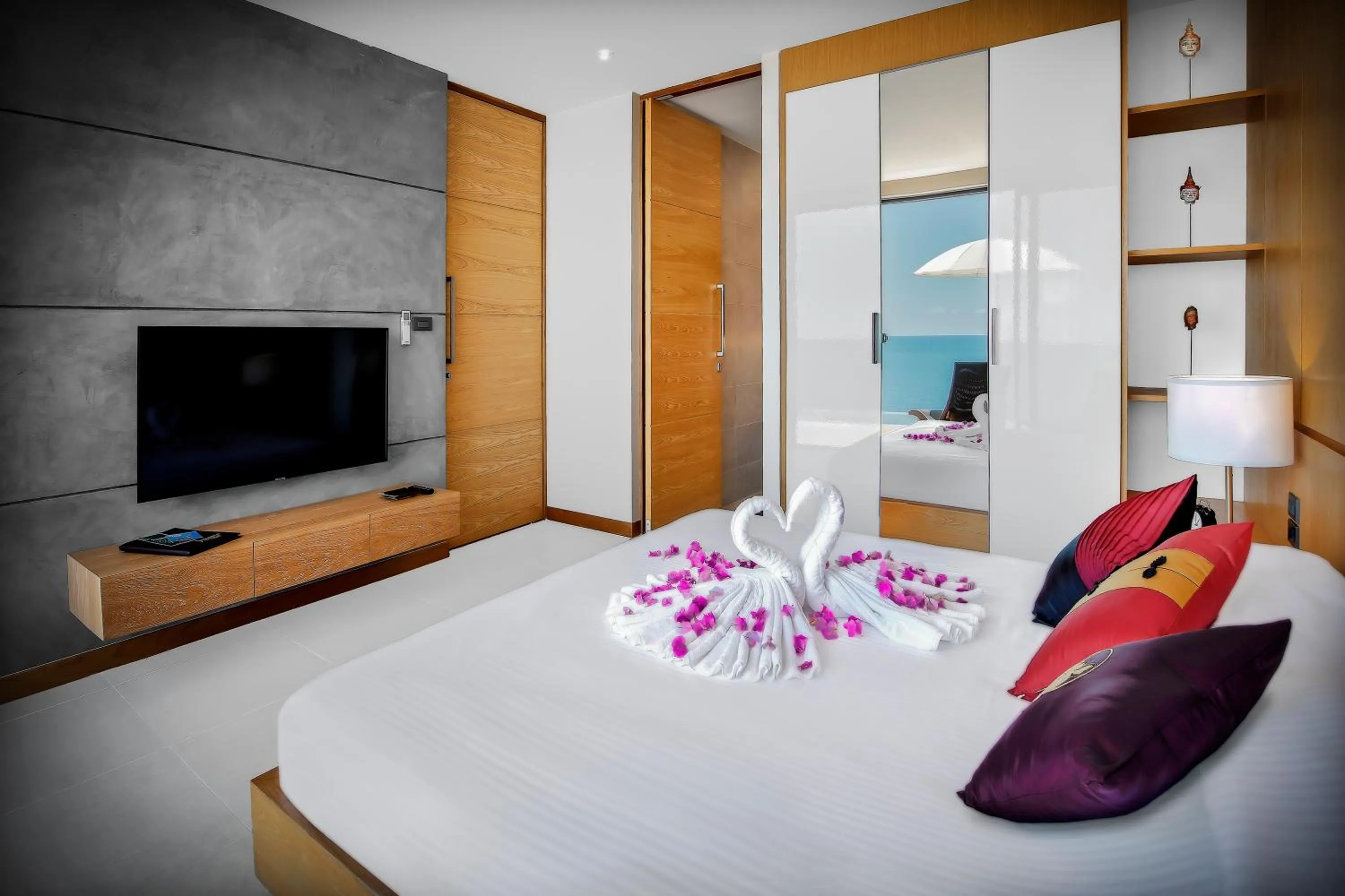 Communal lounge/ TV room, Bed in Jamahkiri Dive Resort & Spa