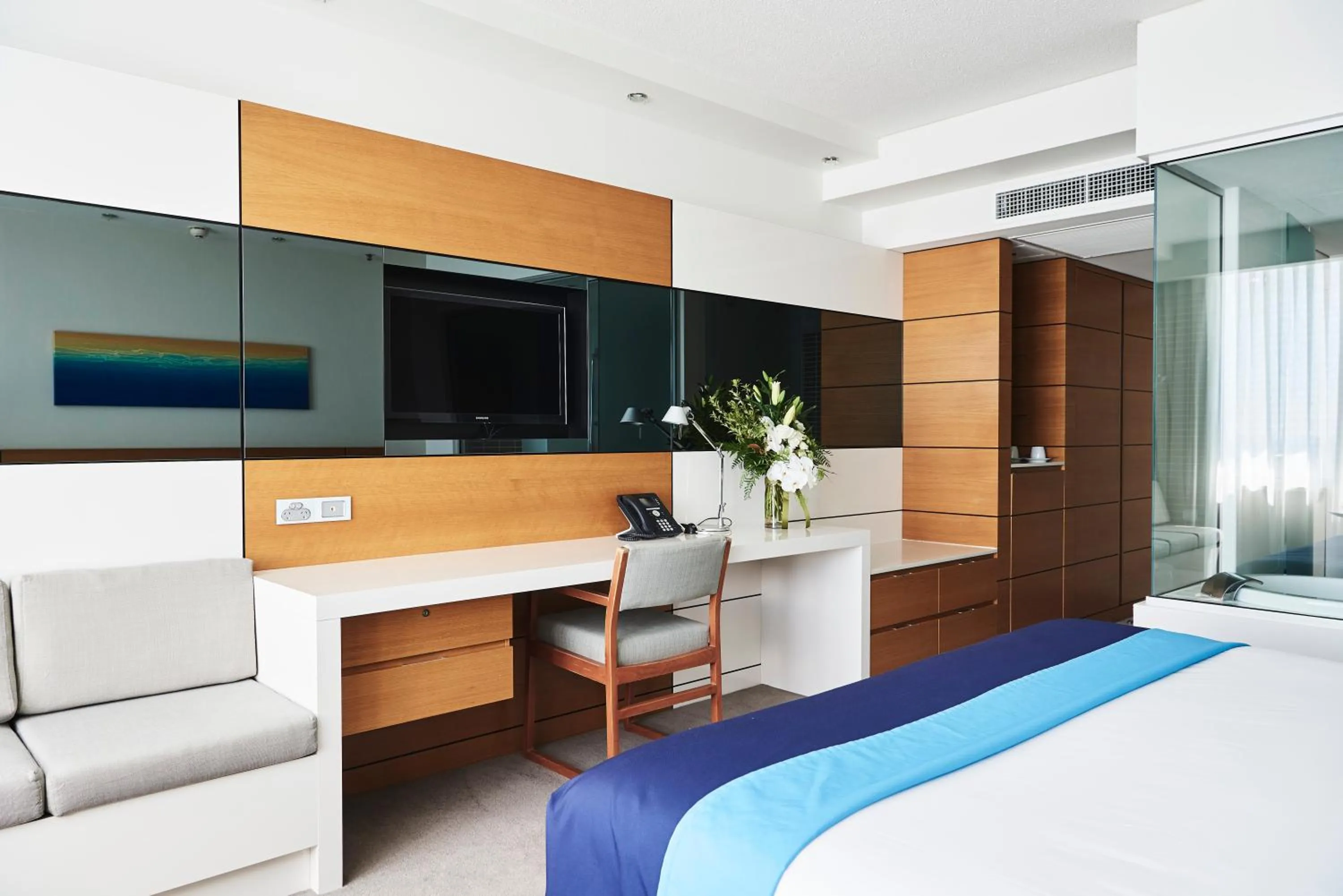 TV and multimedia, Bed in The Ville Resort - Casino