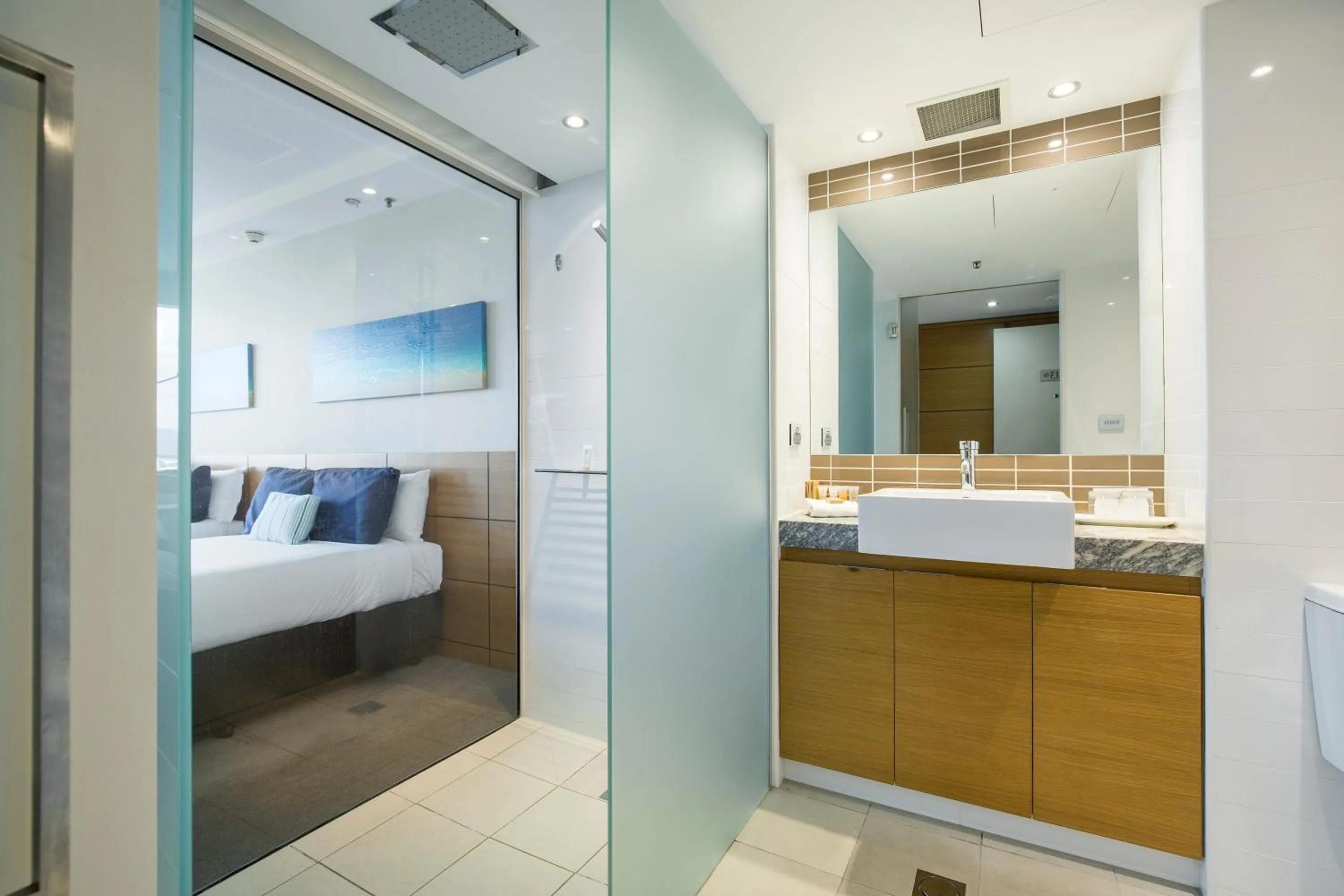 Shower, Bed in The Ville Resort - Casino