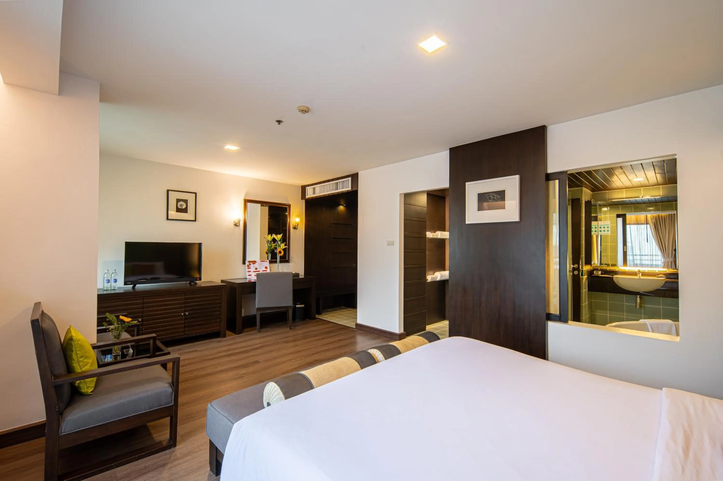 Seating area, Bed in Sunbeam Hotel Pattaya