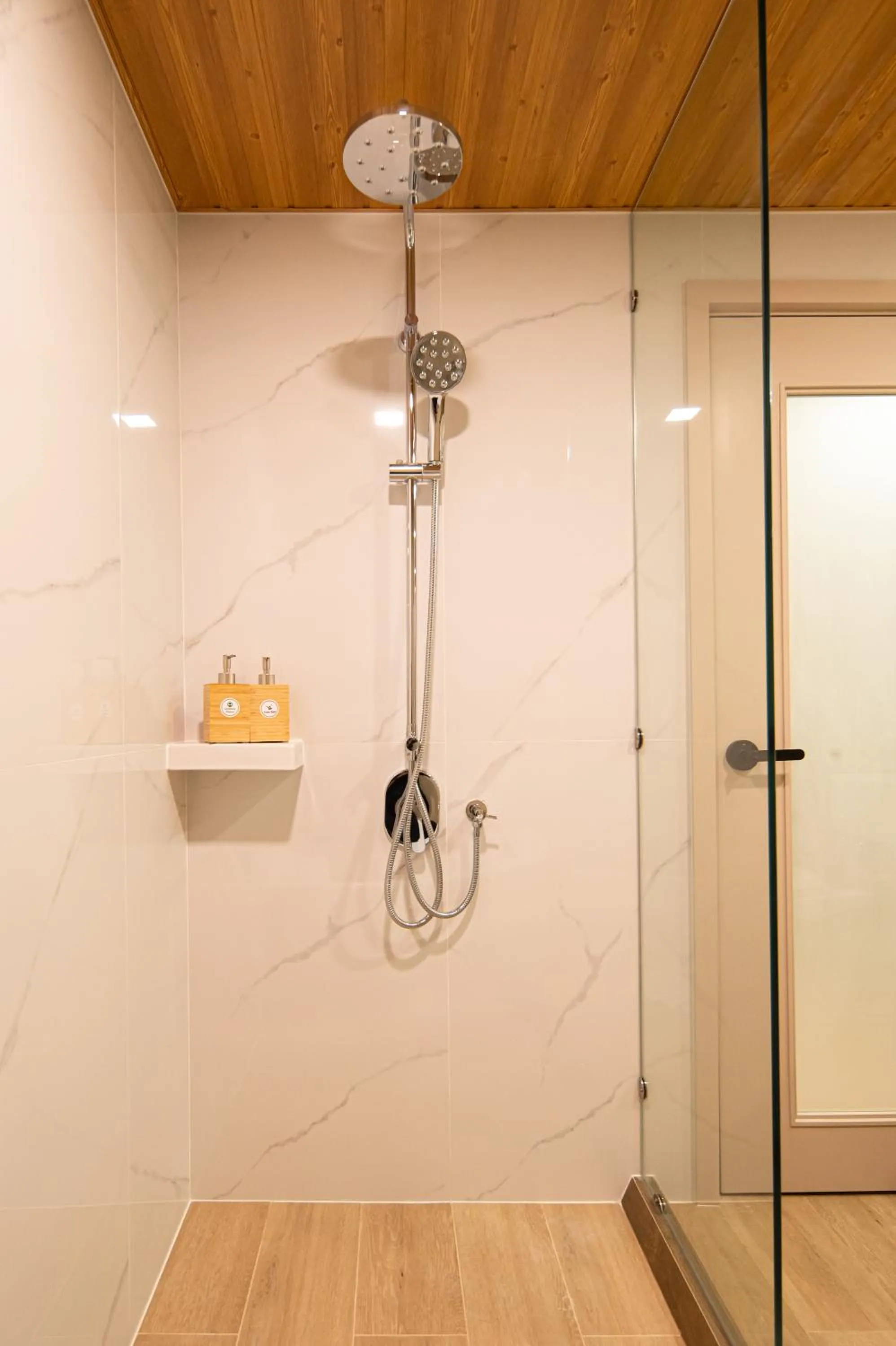 Shower in Sunbeam Hotel Pattaya